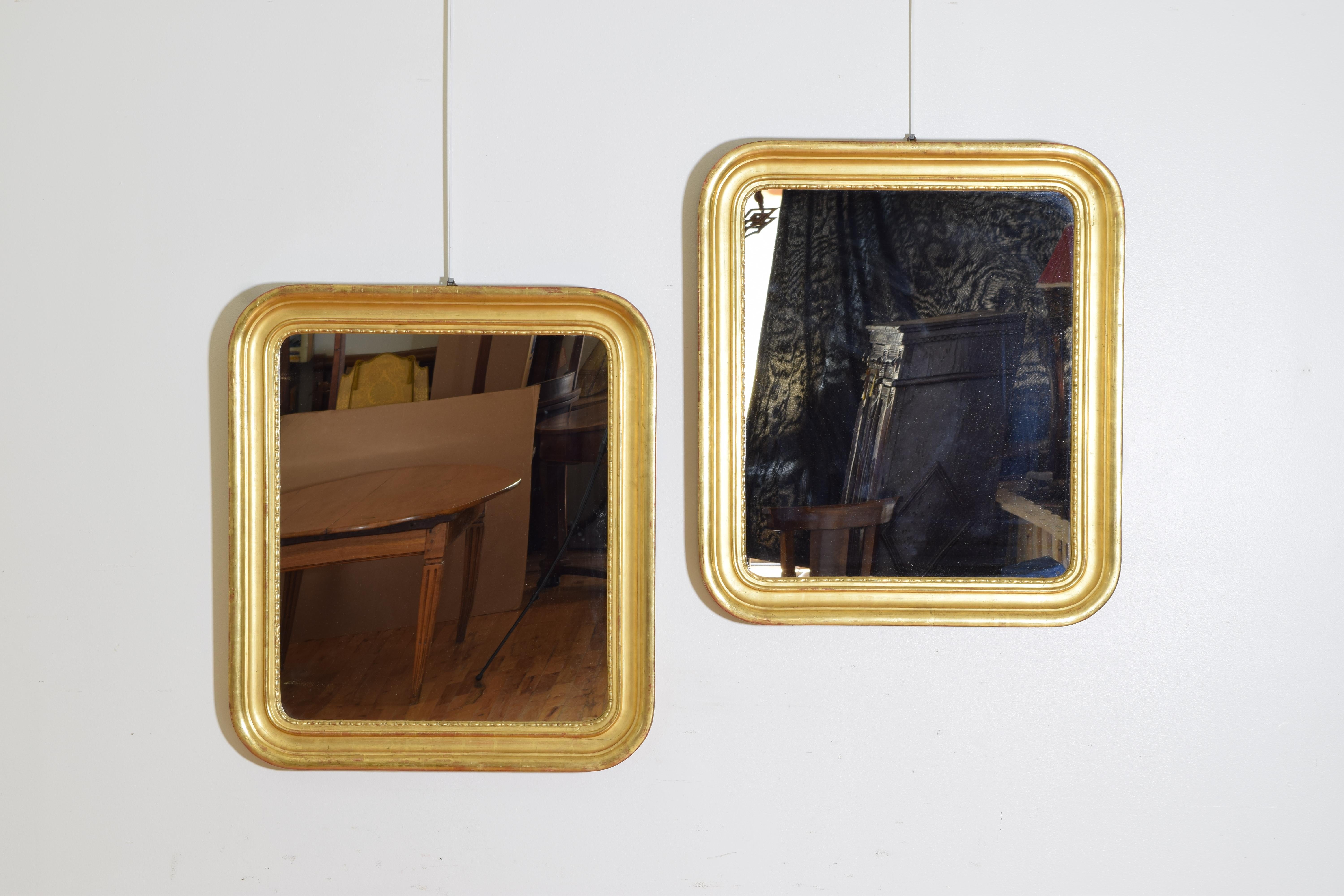 Jeder Spiegel von rechteckiger Form und mit abgerundeten Ecken, geschnitzt Goldholz und Gesso Formen, die innerste eine Linie und Pfeil-Muster, die Spiegelplatten sind modern