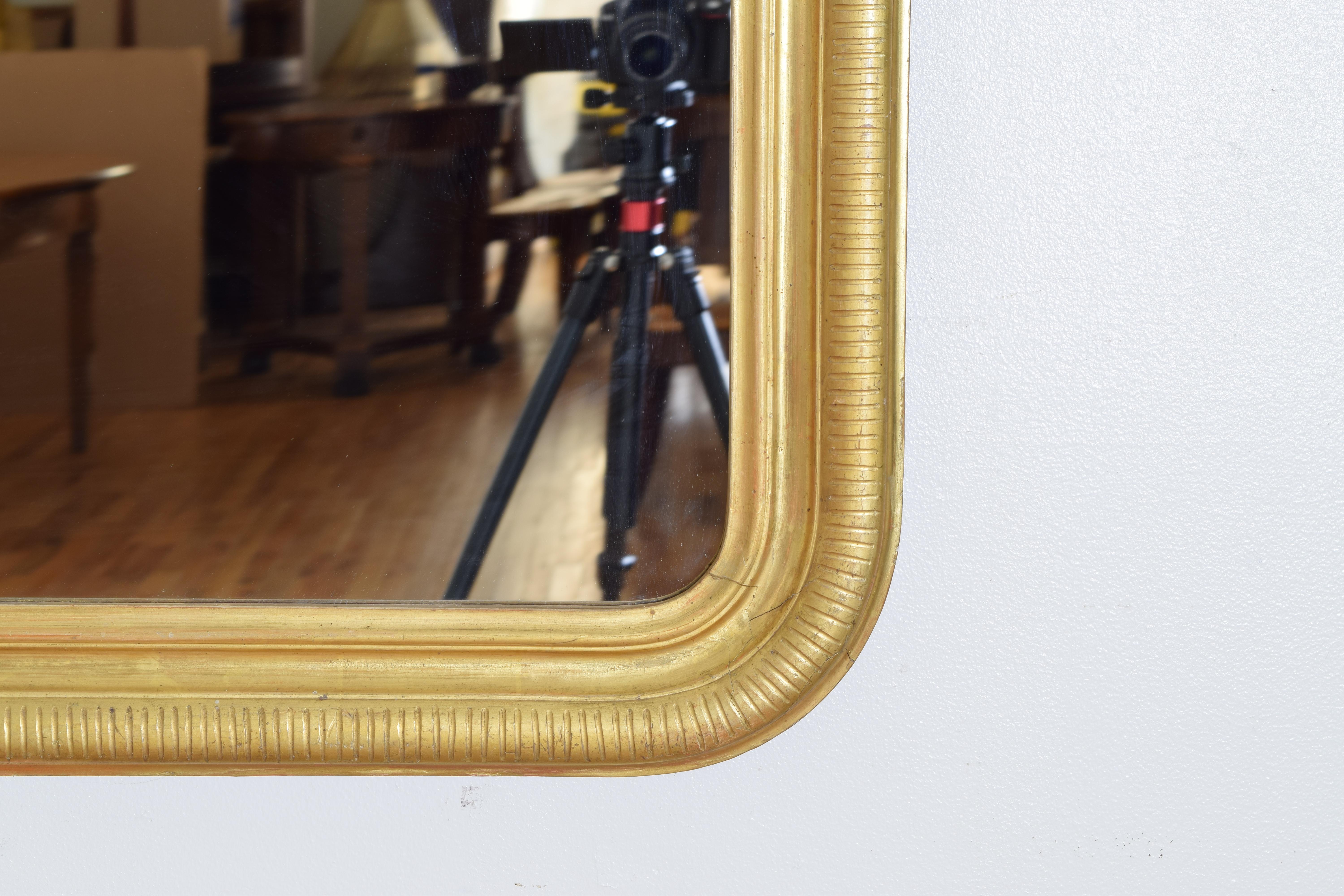 Paar italienische spätklassische Spiegel aus geschnitztem Giltholz und vergoldetem Gesso, ca. 1835 im Zustand „Hervorragend“ im Angebot in Atlanta, GA