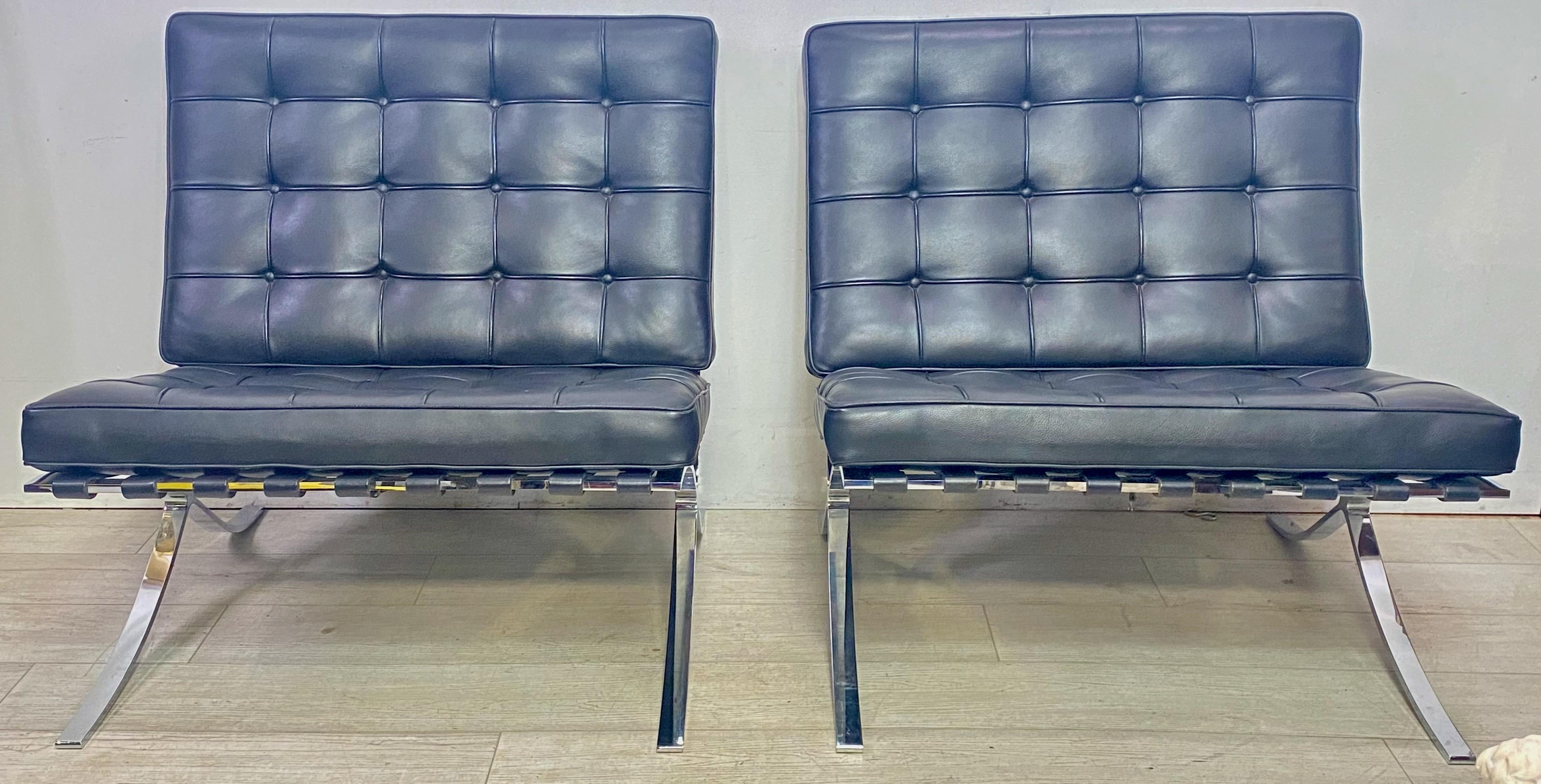Mid-Century moderno Coppia di sedie da salotto Barcelona in pelle italiana e acciaio lucido, 4 disponibili in vendita