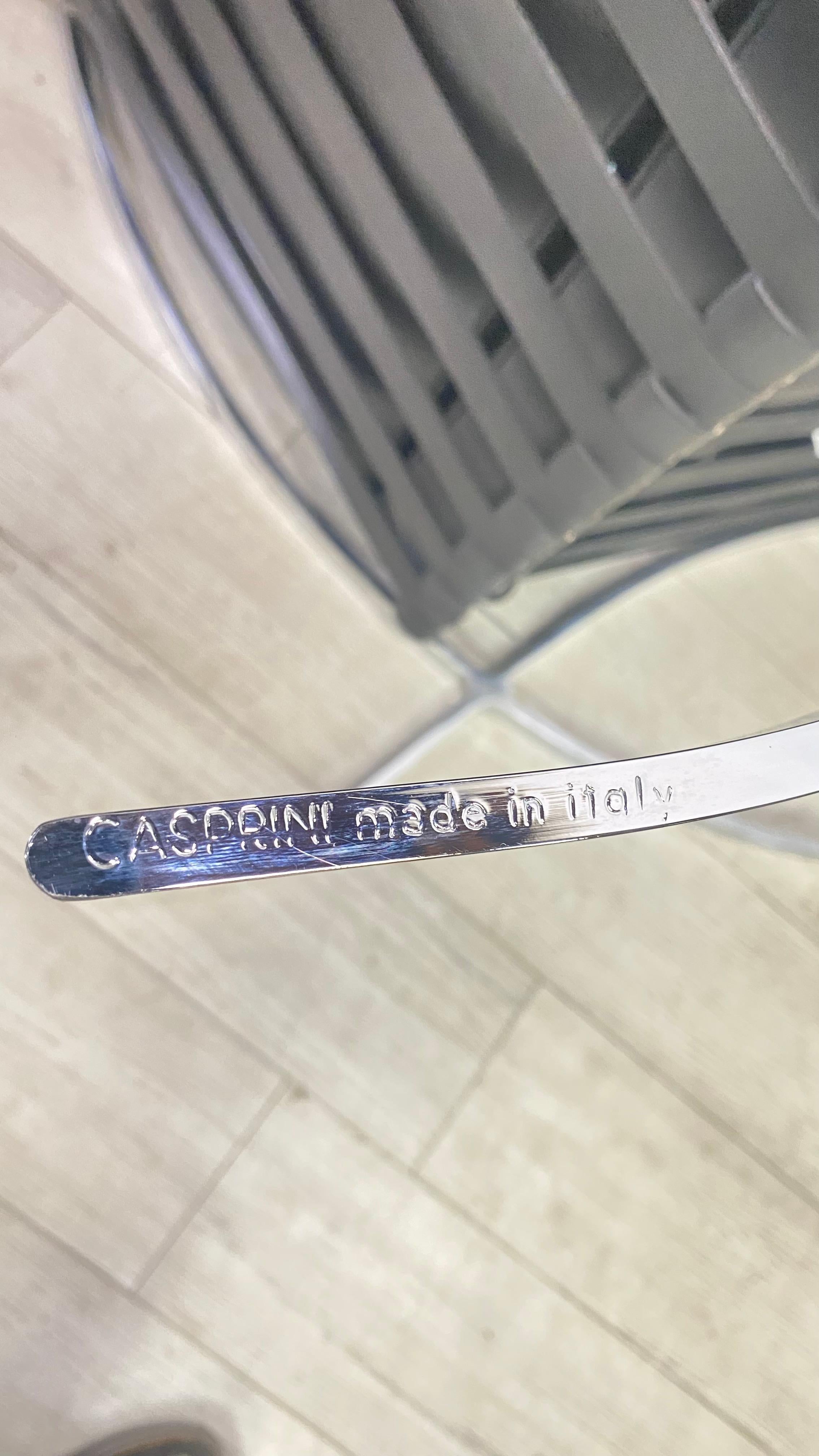 Coppia di sedie da salotto Barcelona in pelle italiana e acciaio lucido, 4 disponibili in vendita 2