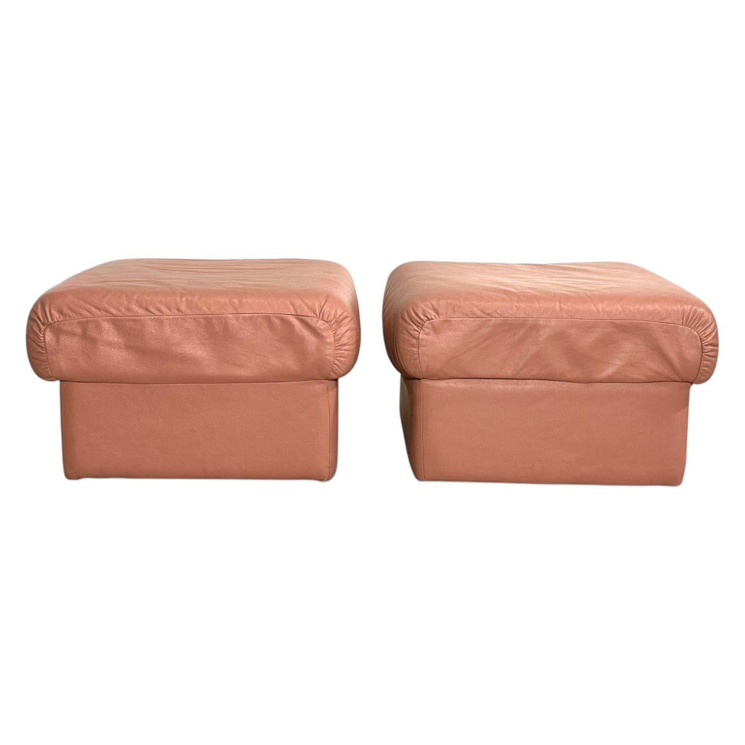 Mid-Century Modern Paire d'ottomans italiens en cuir, 1960 en vente