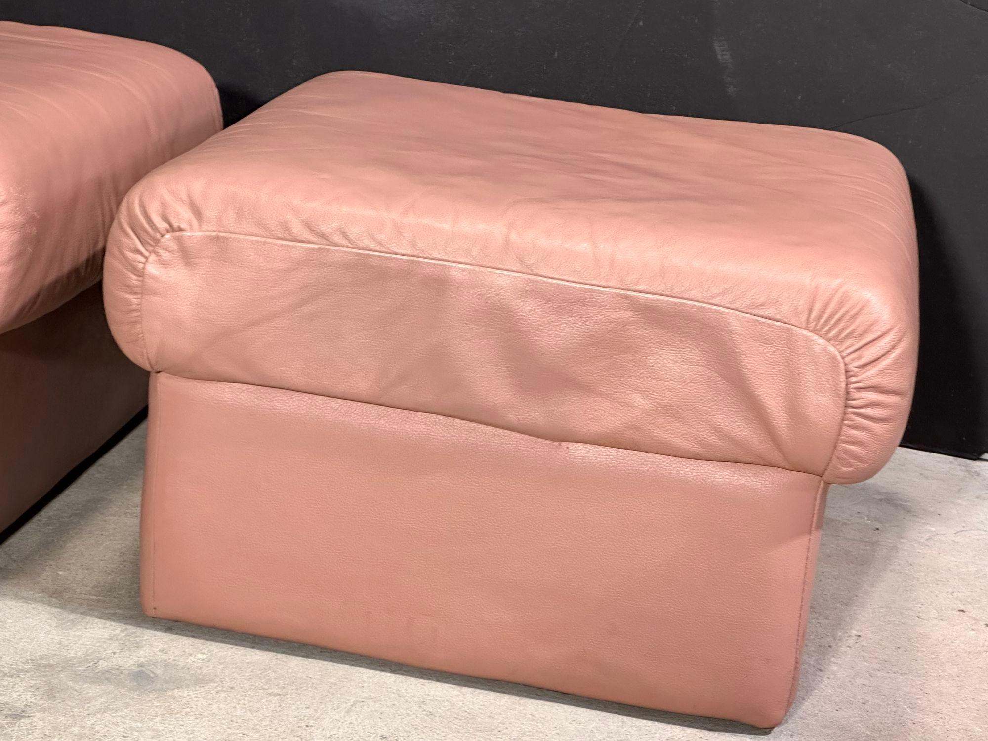 Milieu du XXe siècle Paire d'ottomans italiens en cuir, 1960 en vente