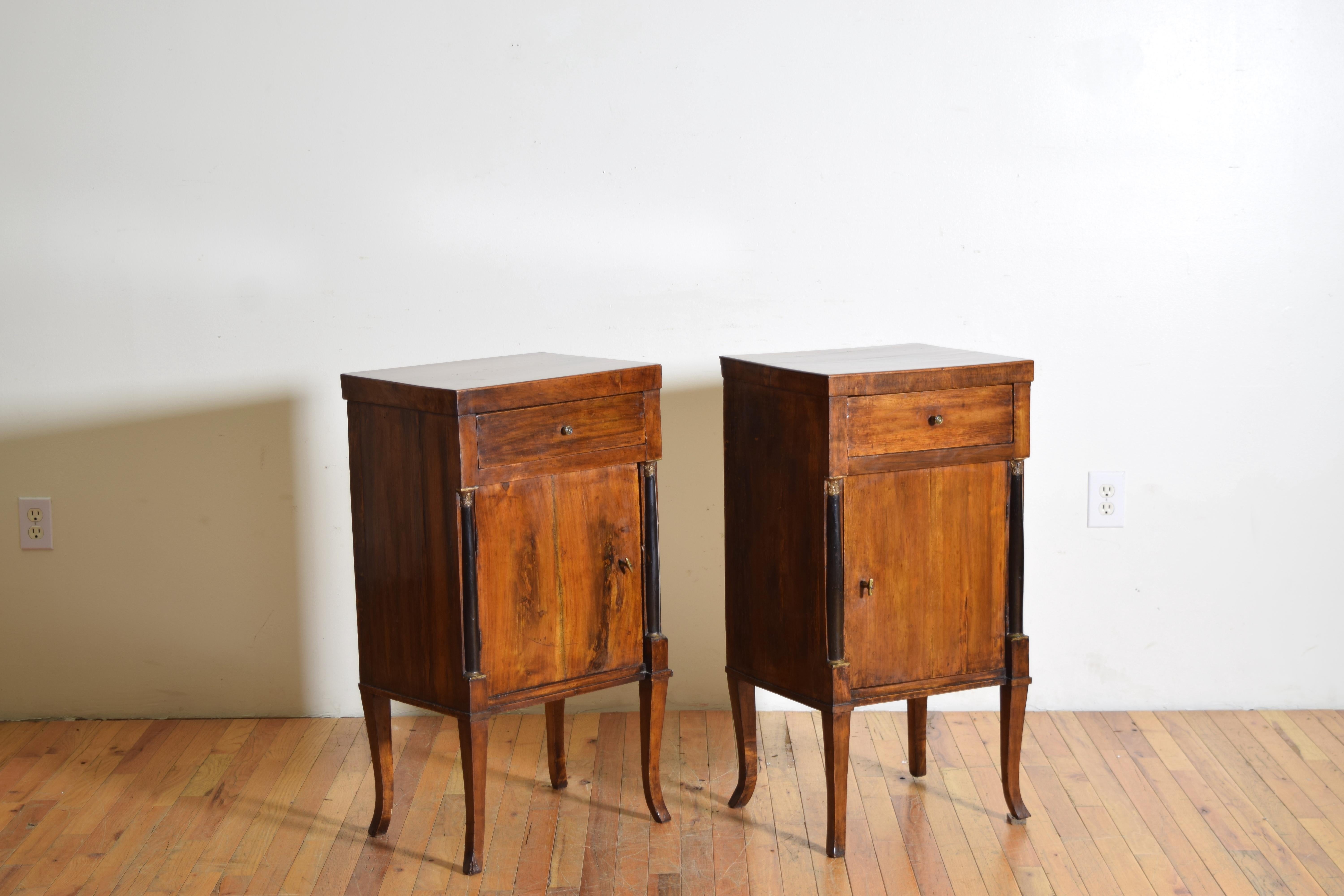 Ciascuna commode ha un piano rettangolare su una cassa conforme che ospita un cassetto e un'anta, le ante sono fiancheggiate da colonne ebanizzate e capitelli in legno dorato intagliato, sollevate su gambe cabriole affusolate.