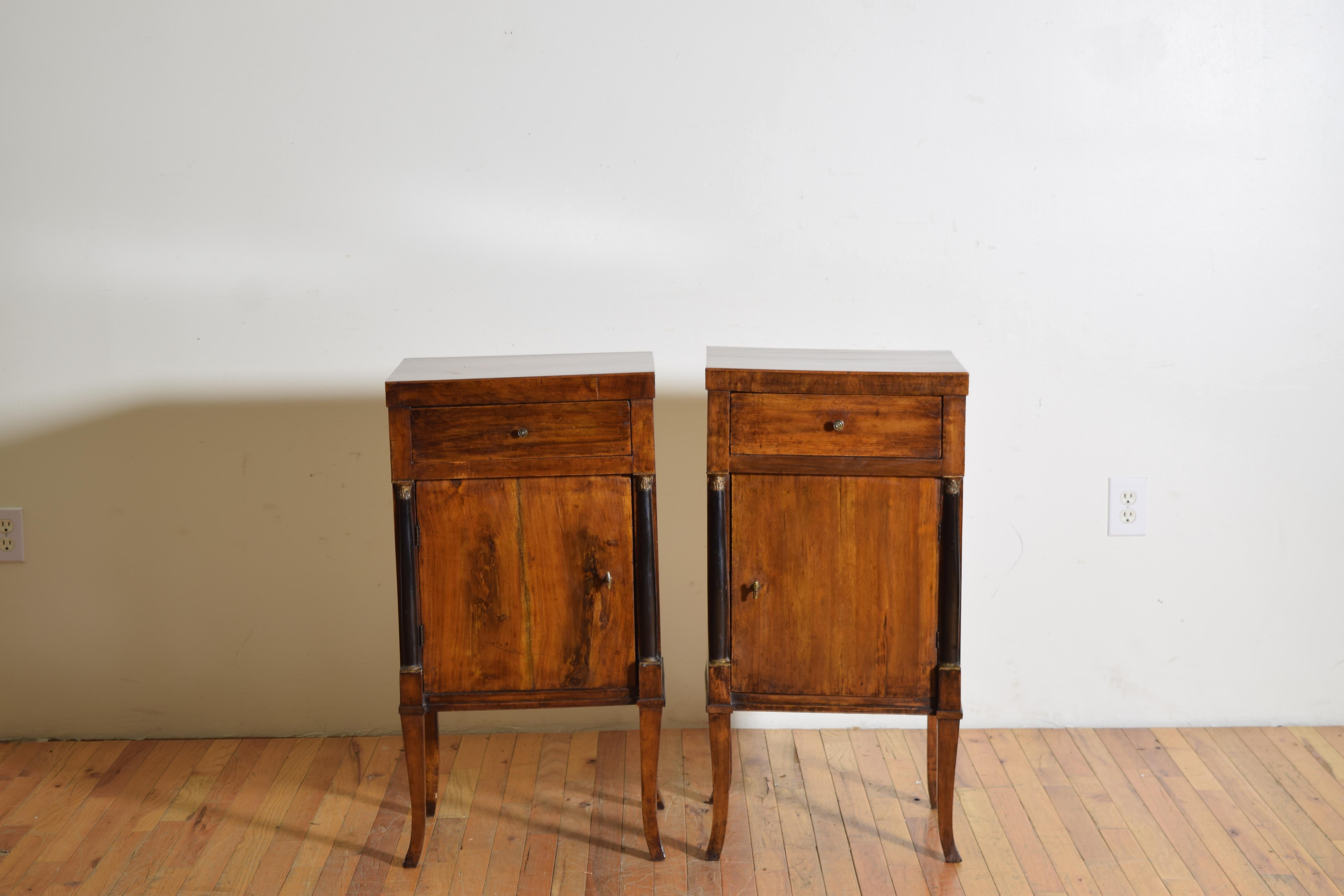 Italiano Coppia di comodini italiani, Lombardia, in noce, ebanizzati e legno dorato, 1810 ca. in vendita