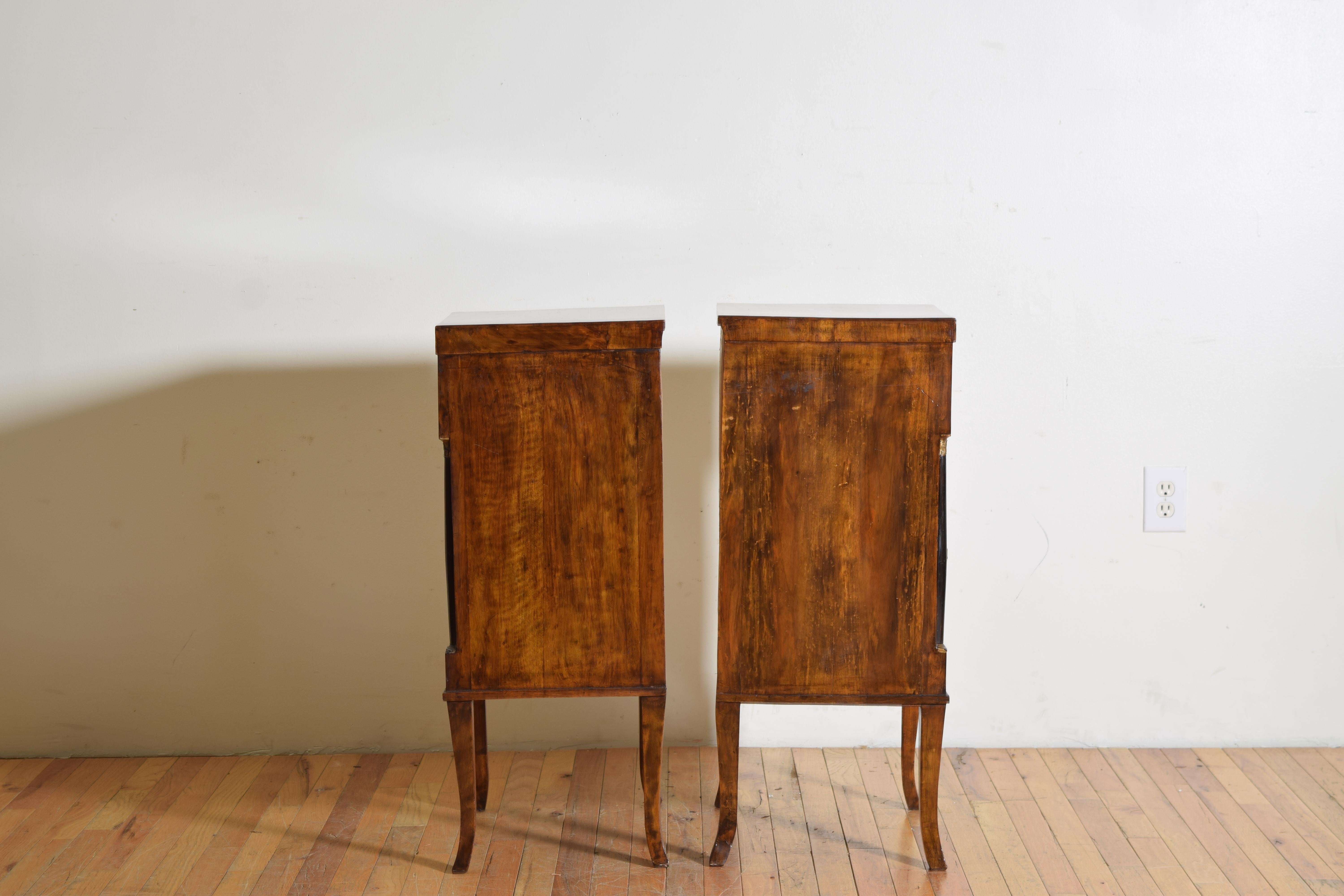 Coppia di comodini italiani, Lombardia, in noce, ebanizzati e legno dorato, 1810 ca. In condizioni buone in vendita a Atlanta, GA