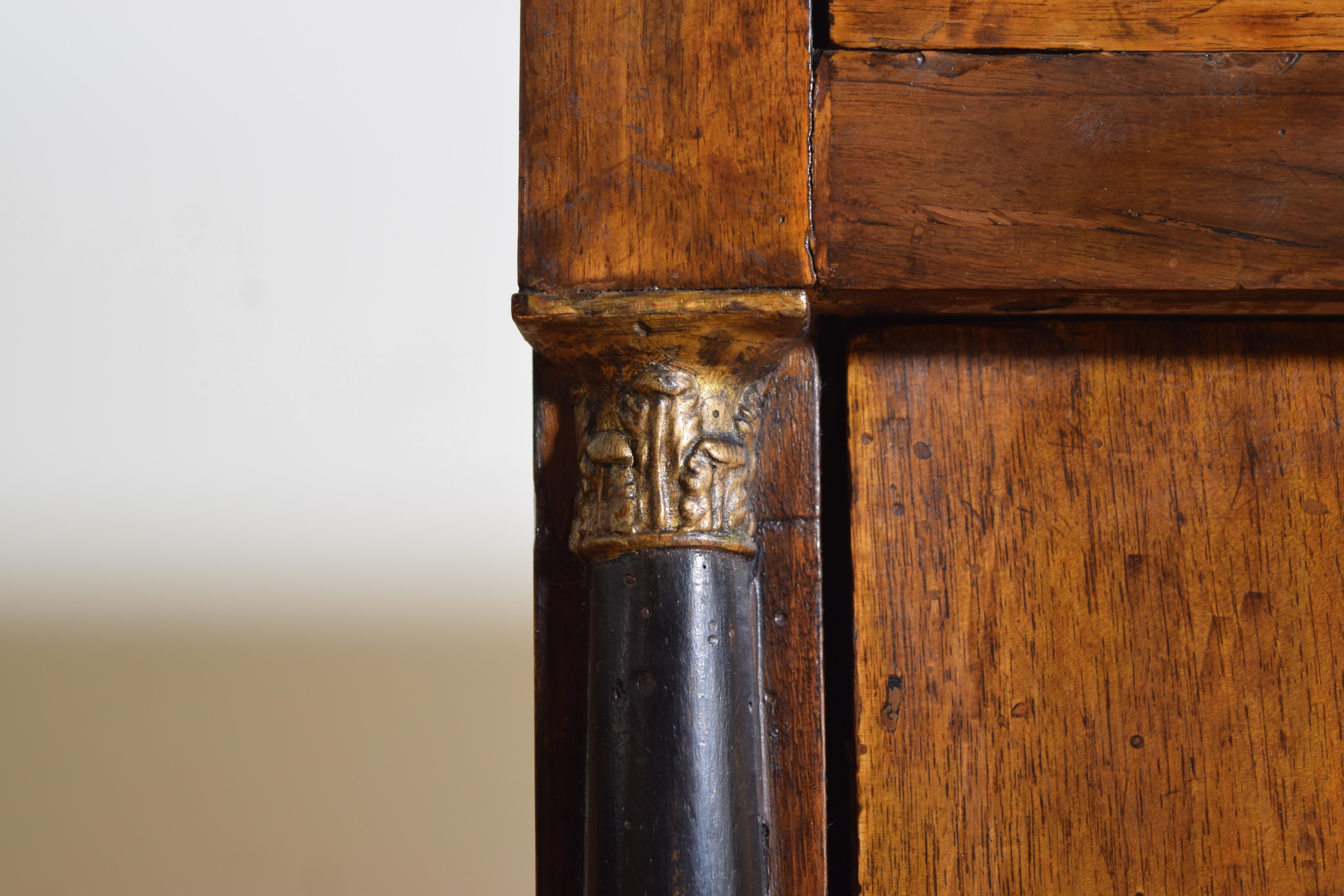 Noce Coppia di comodini italiani, Lombardia, in noce, ebanizzati e legno dorato, 1810 ca. in vendita