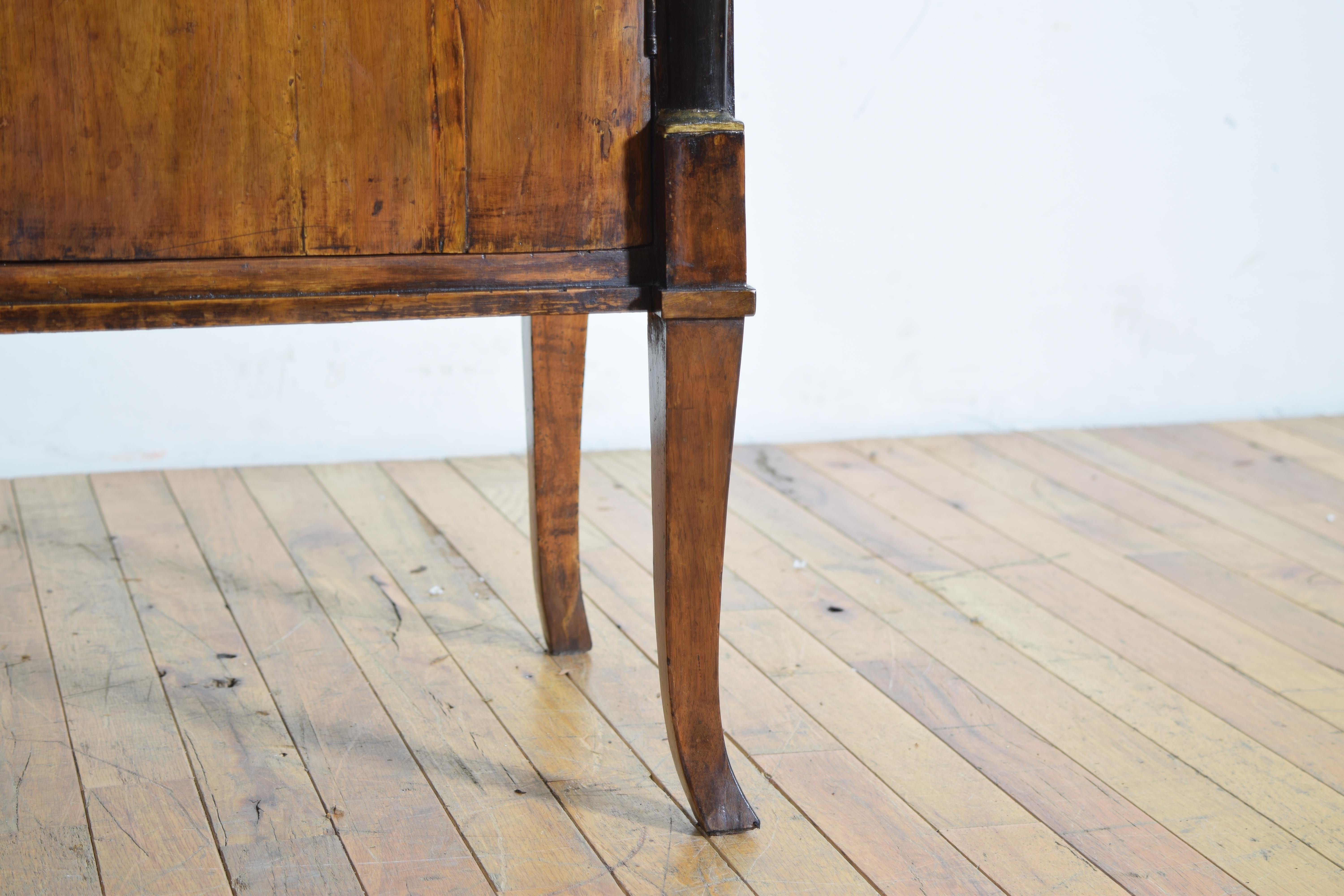 Coppia di comodini italiani, Lombardia, in noce, ebanizzati e legno dorato, 1810 ca. in vendita 1