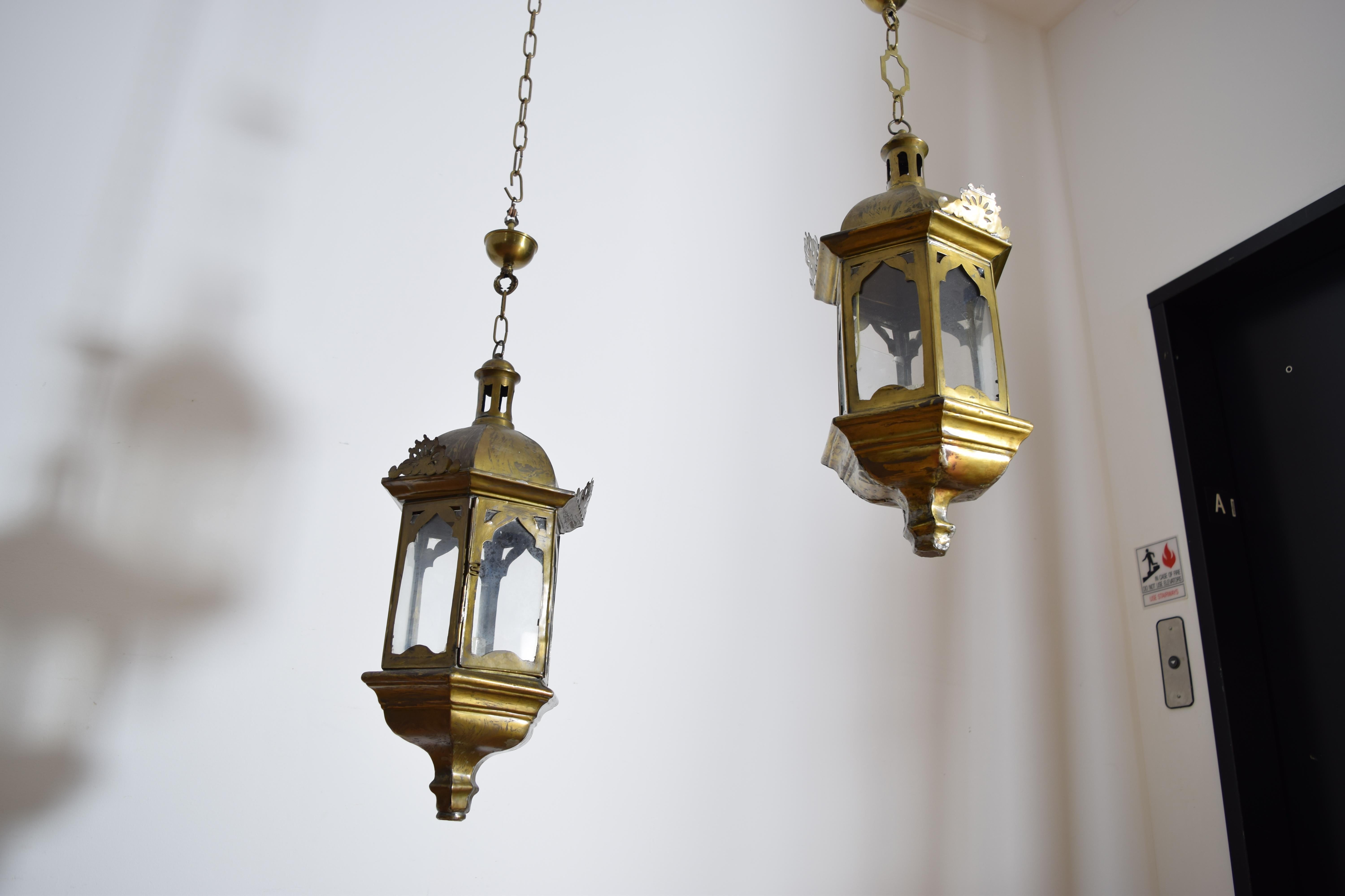 Pair Italian LXIV Period Hexagonal Brass Lanterns, 1st half 18th century In Good Condition For Sale In Atlanta, GA