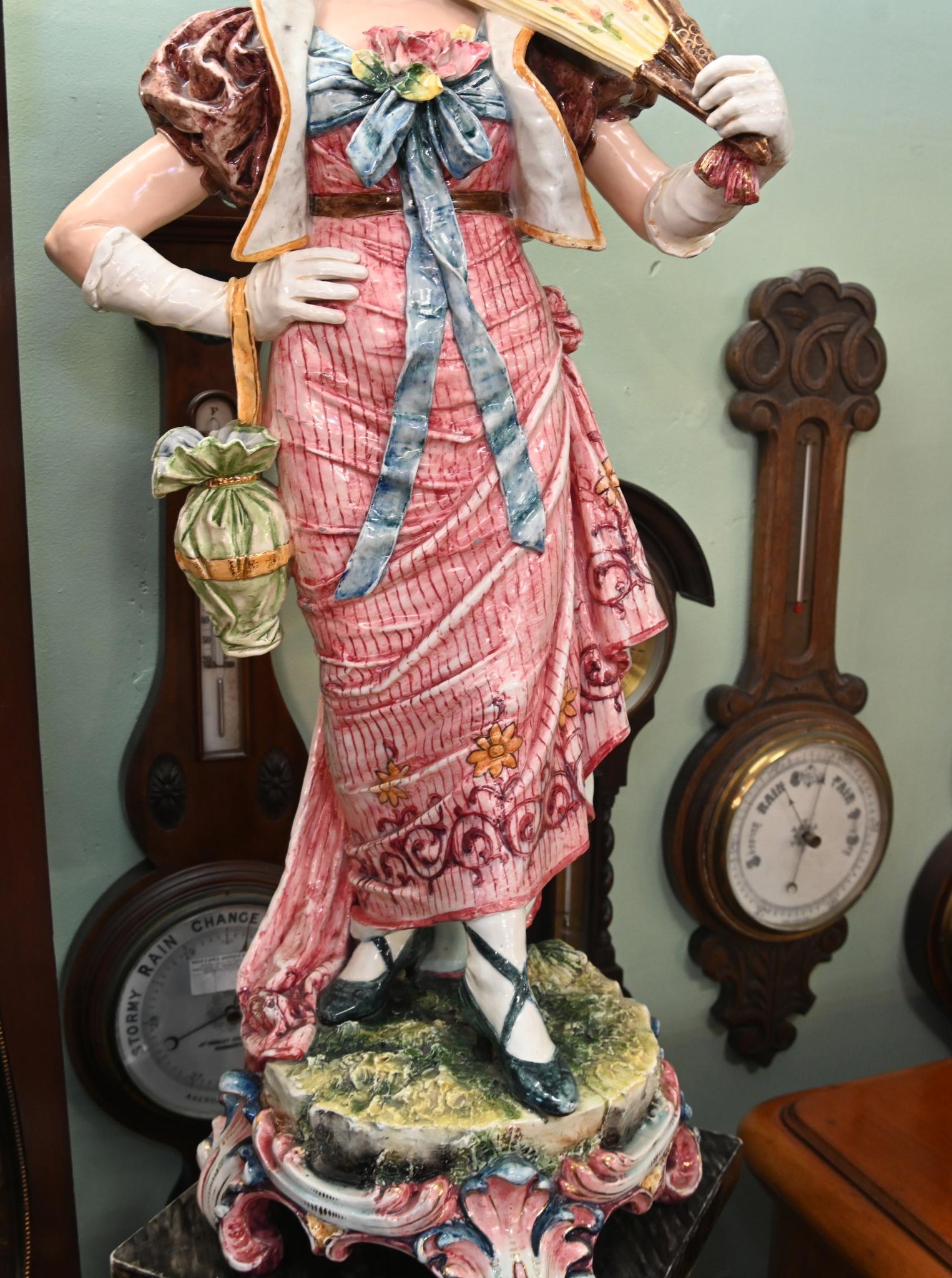 Paar italienische Majolika-Porzellanfigurenstatuen auf Sockelständern aus Majolika, 1860 im Angebot 6