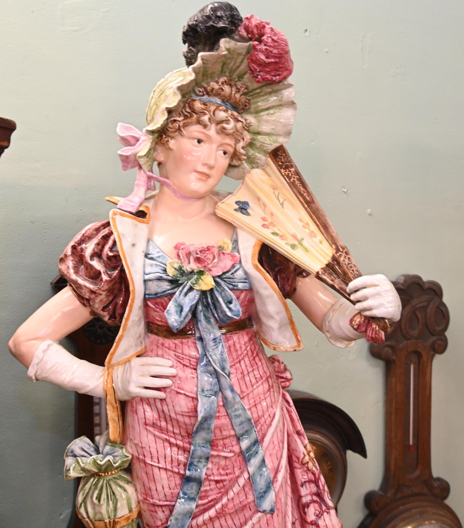 Paar italienische Majolika-Porzellanfigurenstatuen auf Sockelständern aus Majolika, 1860 im Angebot 7