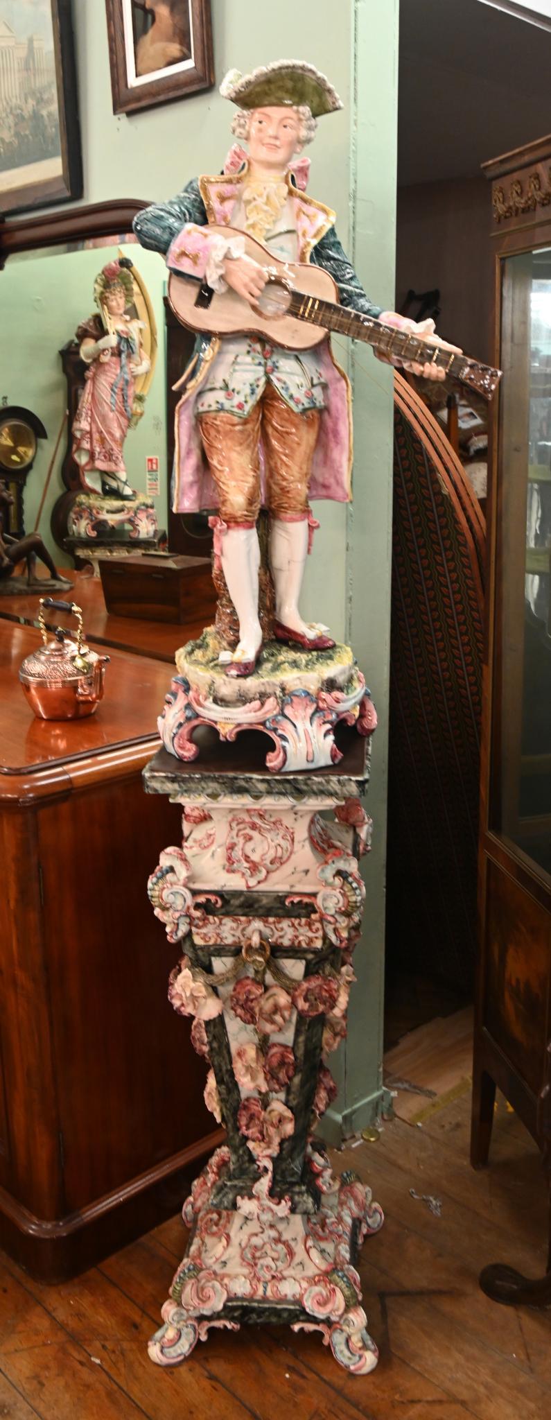 Paar italienische Majolika-Porzellanfigurenstatuen auf Sockelständern aus Majolika, 1860 im Angebot 8
