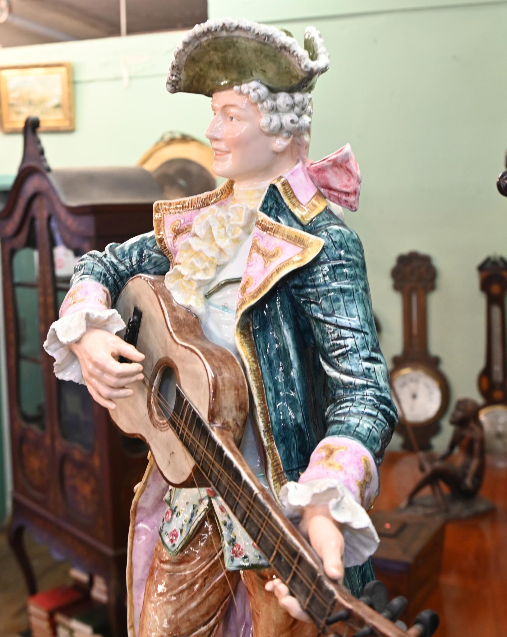 Paar italienische Majolika-Porzellanfigurenstatuen auf Sockelständern aus Majolika, 1860 im Angebot 10