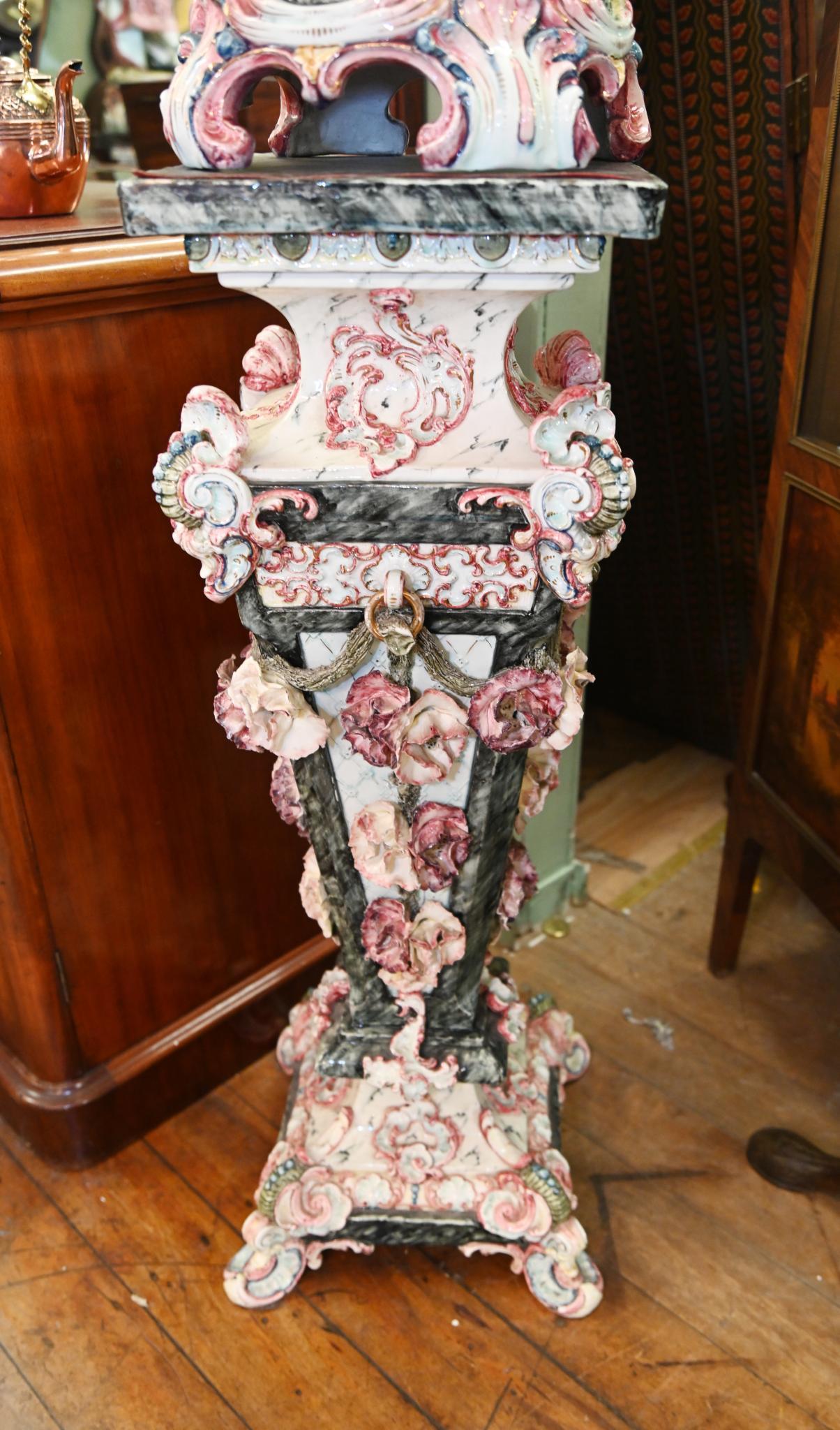 Sie sehen ein wunderschönes Paar italienischer Majolika-Porzellan-Statuen
Das Männchen und das Weibchen stehen auf dem Sockel steht 
Die Gesamthöhe der Statuen beträgt 6,5 Fuß - 198 CM - also eine gute Größe
Verziert mit Blumen und Motiven eines