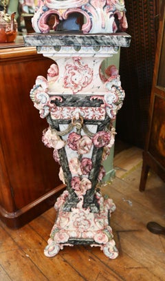 Paire de statues italiennes en porcelaine majolique sur piédestal 1860