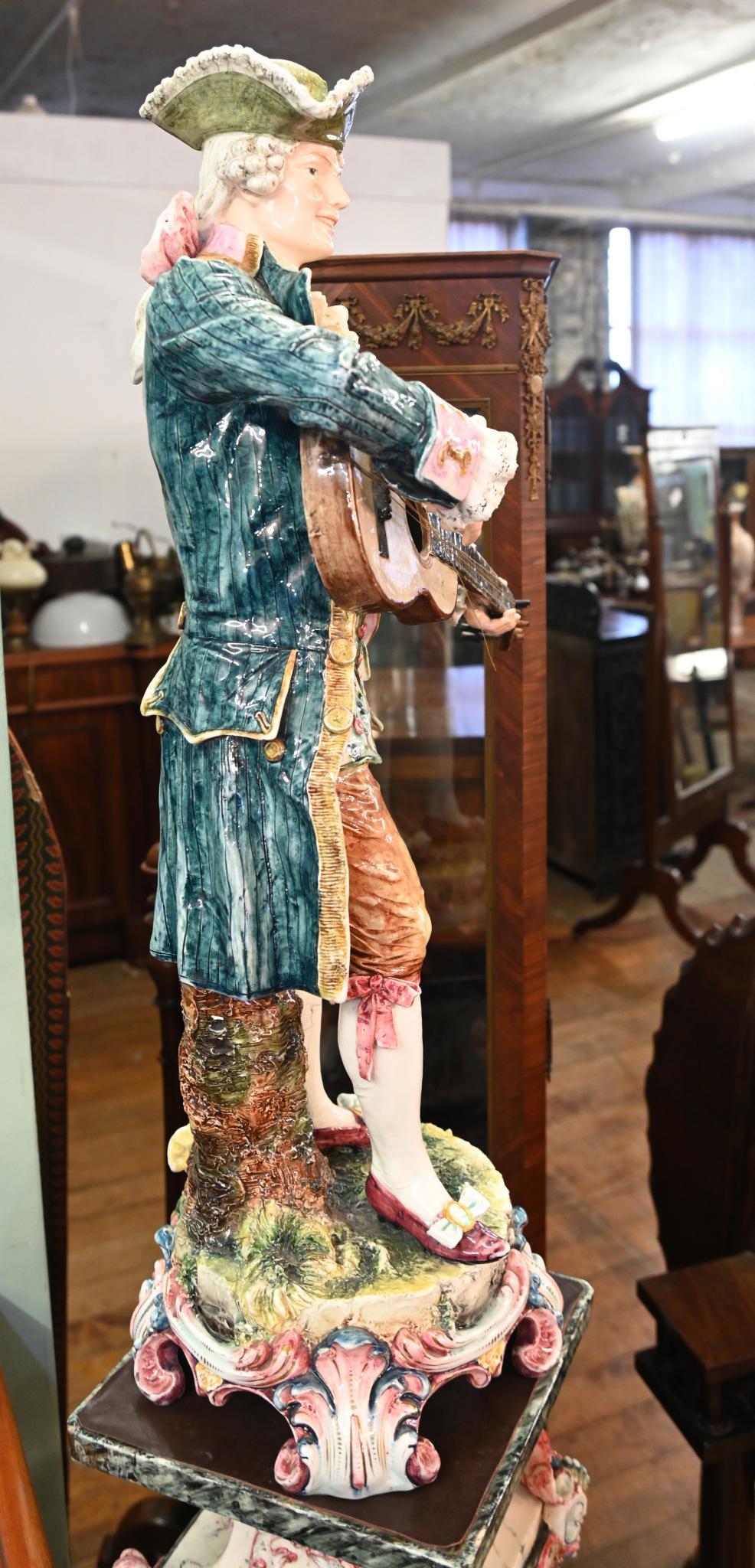 Paar italienische Majolika-Porzellanfigurenstatuen auf Sockelständern aus Majolika, 1860 (Ton) im Angebot