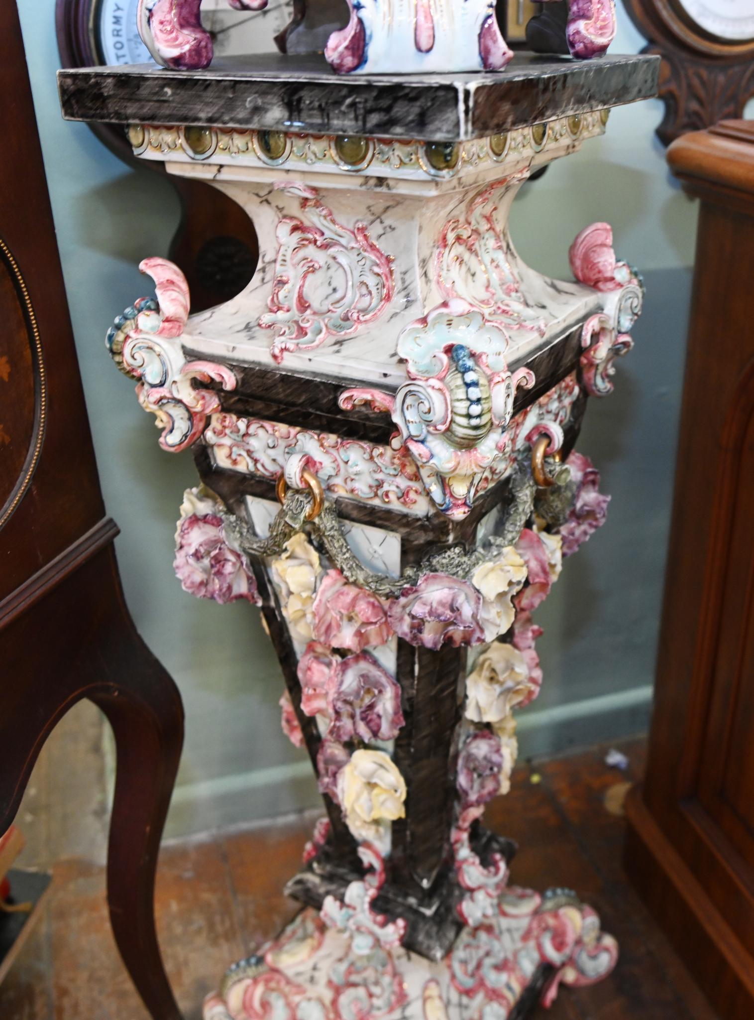 Paar italienische Majolika-Porzellanfigurenstatuen auf Sockelständern aus Majolika, 1860 im Angebot 4