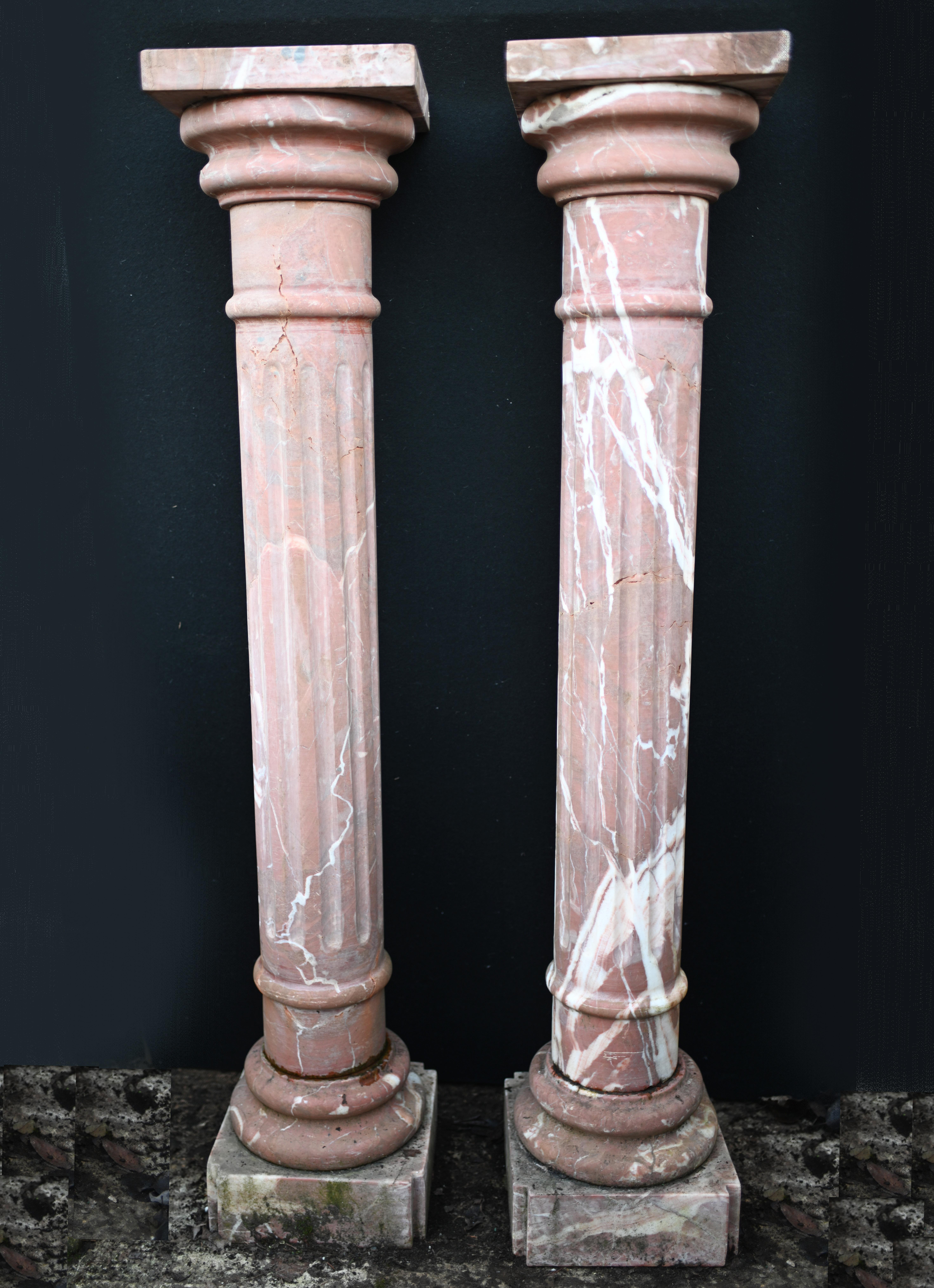 Paire de colonnes italiennes en marbre
Idéal pour présenter des pièces décoratives telles que des bustes ou des vases
Cannelure classique et belle coloration de la pierre
Peut vivre à l'intérieur ou à l'extérieur
Certains de nos articles sont