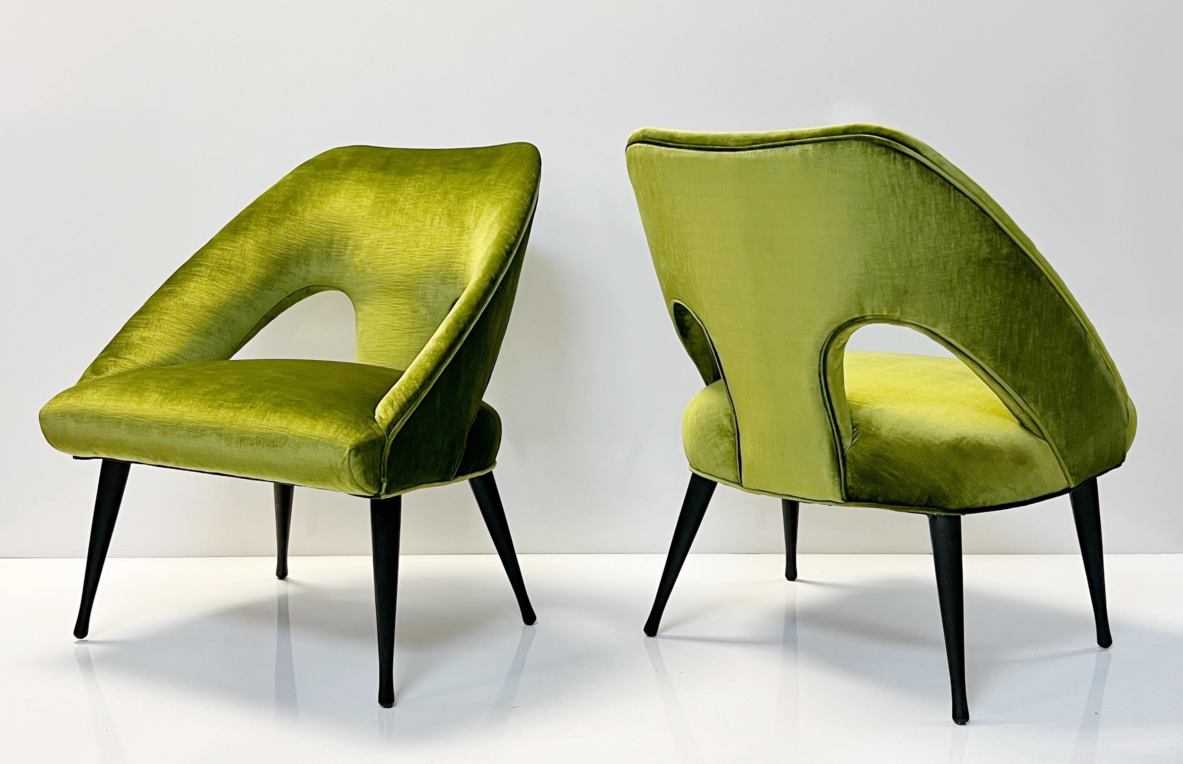 Pair Italian MCM Lounge Chairs in Moss Green Velvet, 1950s In Good Condition In Miami, FL