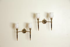 Coppia italiana della metà del XX sec. Mogano. Applique da parete a 2 bracci in ottone e vetro