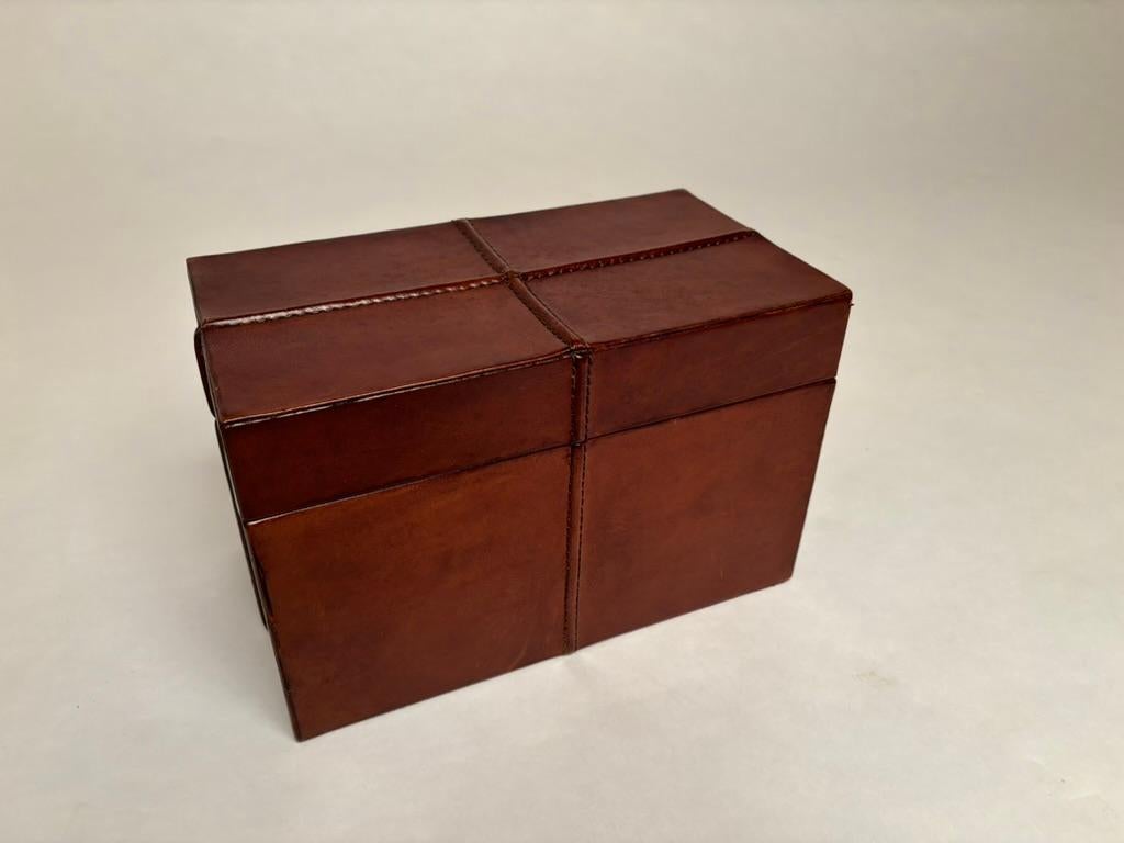 Paire de boîtes italiennes du milieu du 20e siècle en cuir cousues à la main en vente 4