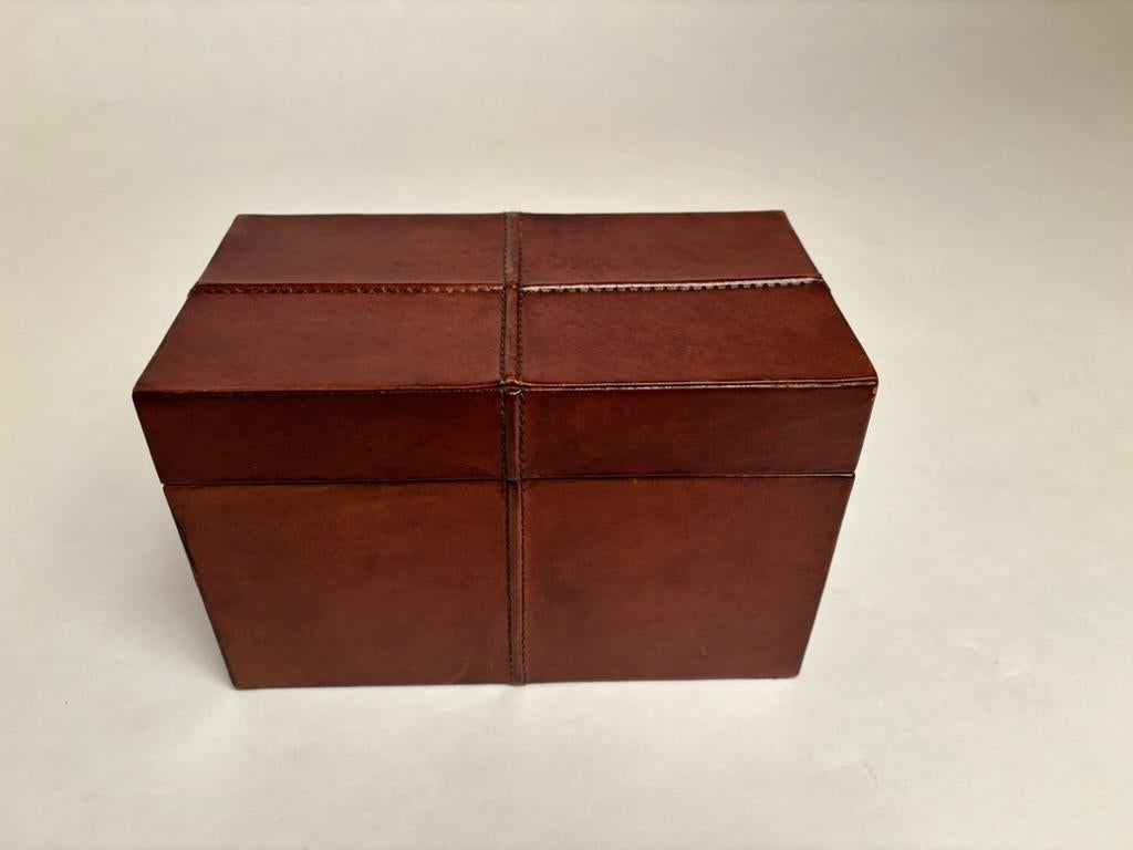 Paire de boîtes italiennes du milieu du 20e siècle en cuir cousues à la main en vente 5