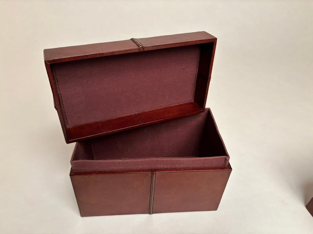 Paire de boîtes italiennes du milieu du 20e siècle en cuir cousues à la main Bon état - En vente à Stamford, CT