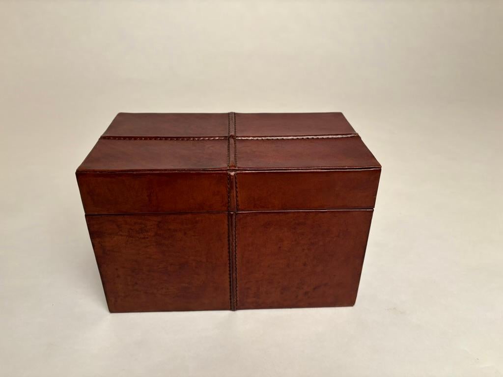 Paire de boîtes italiennes du milieu du 20e siècle en cuir cousues à la main en vente 1