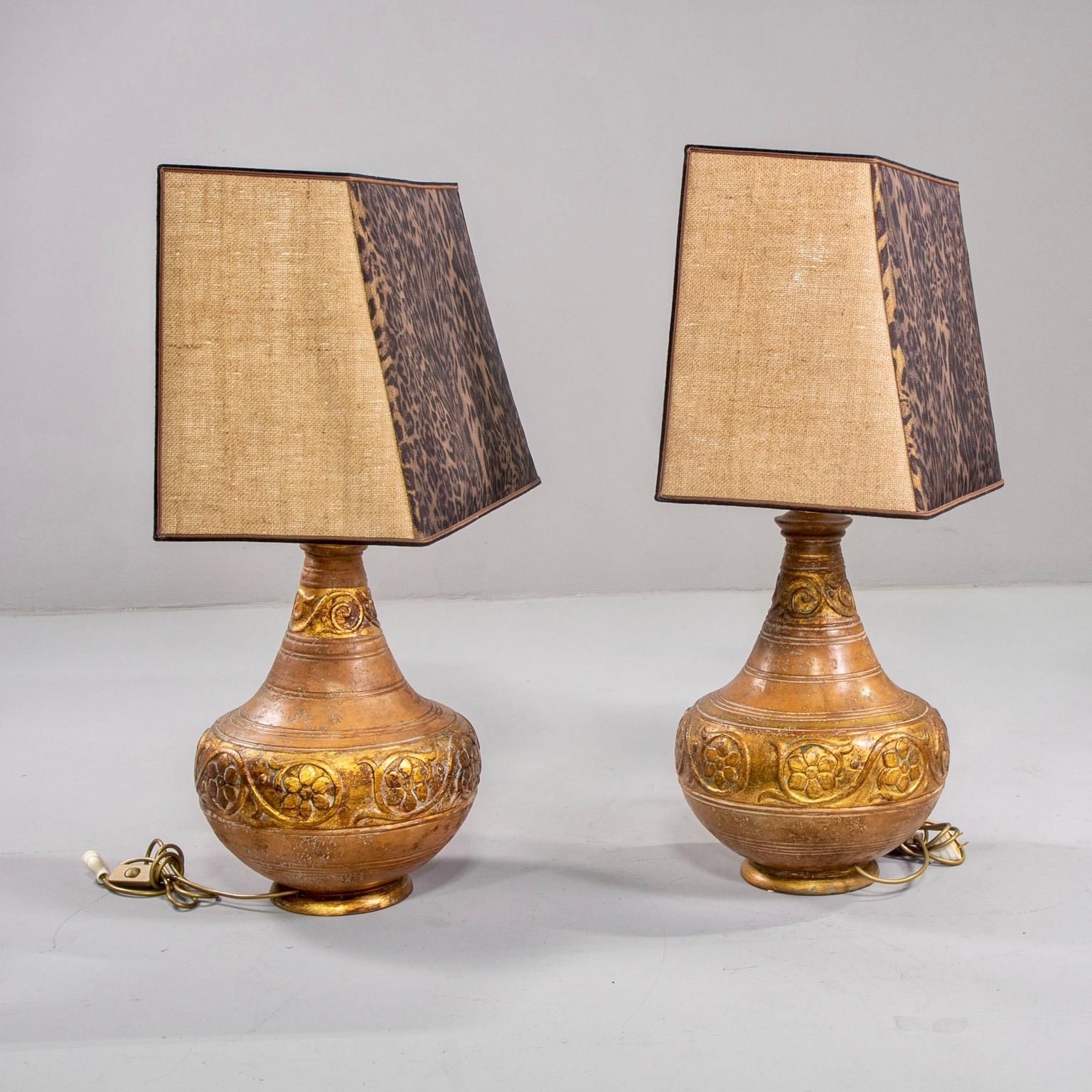 Zwei italienische Keramiklampen aus der Mitte des Jahrhunderts mit Leopardenmuster-Schirmen (Italienisch)