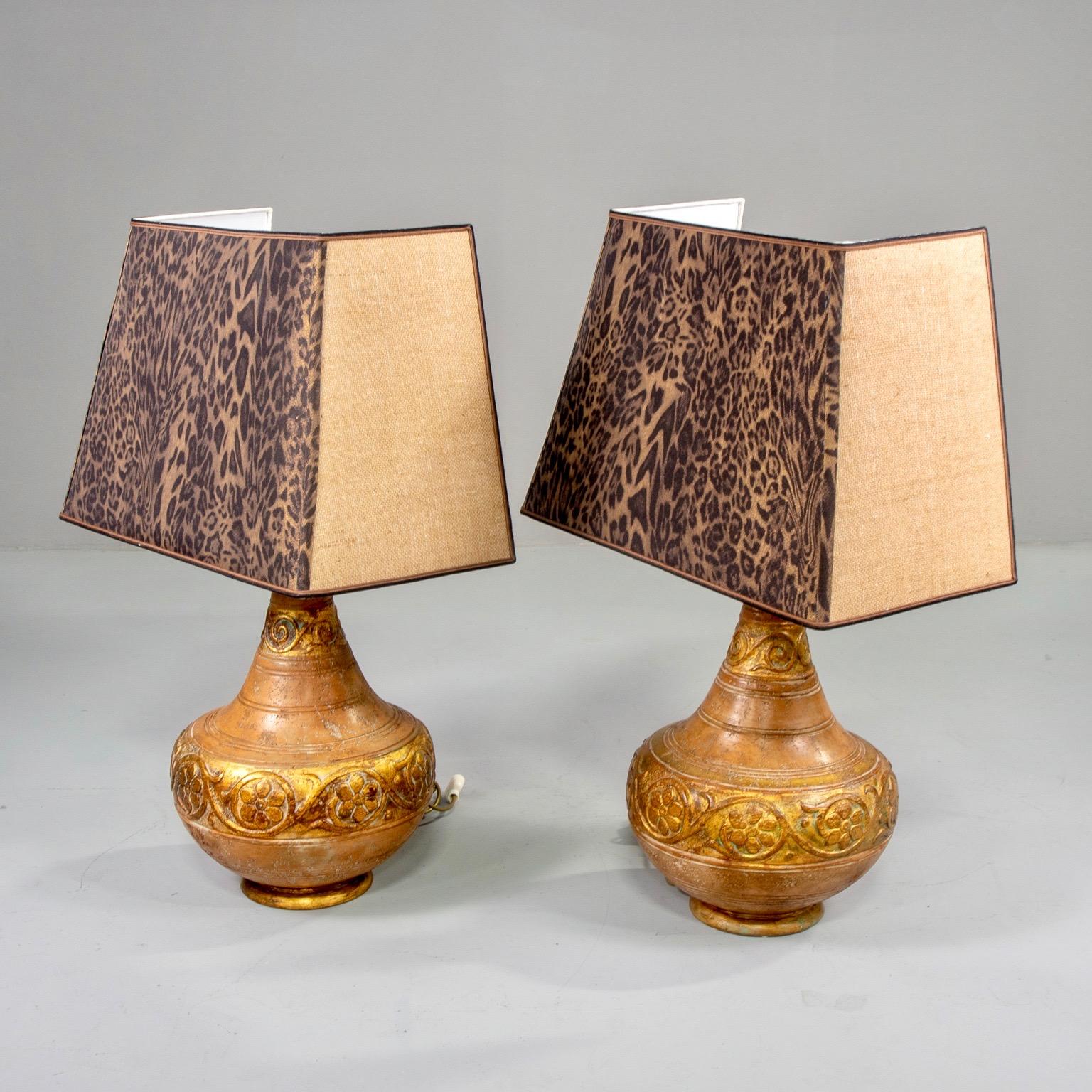 Zwei italienische Keramiklampen aus der Mitte des Jahrhunderts mit Leopardenmuster-Schirmen im Zustand „Gut“ in Troy, MI