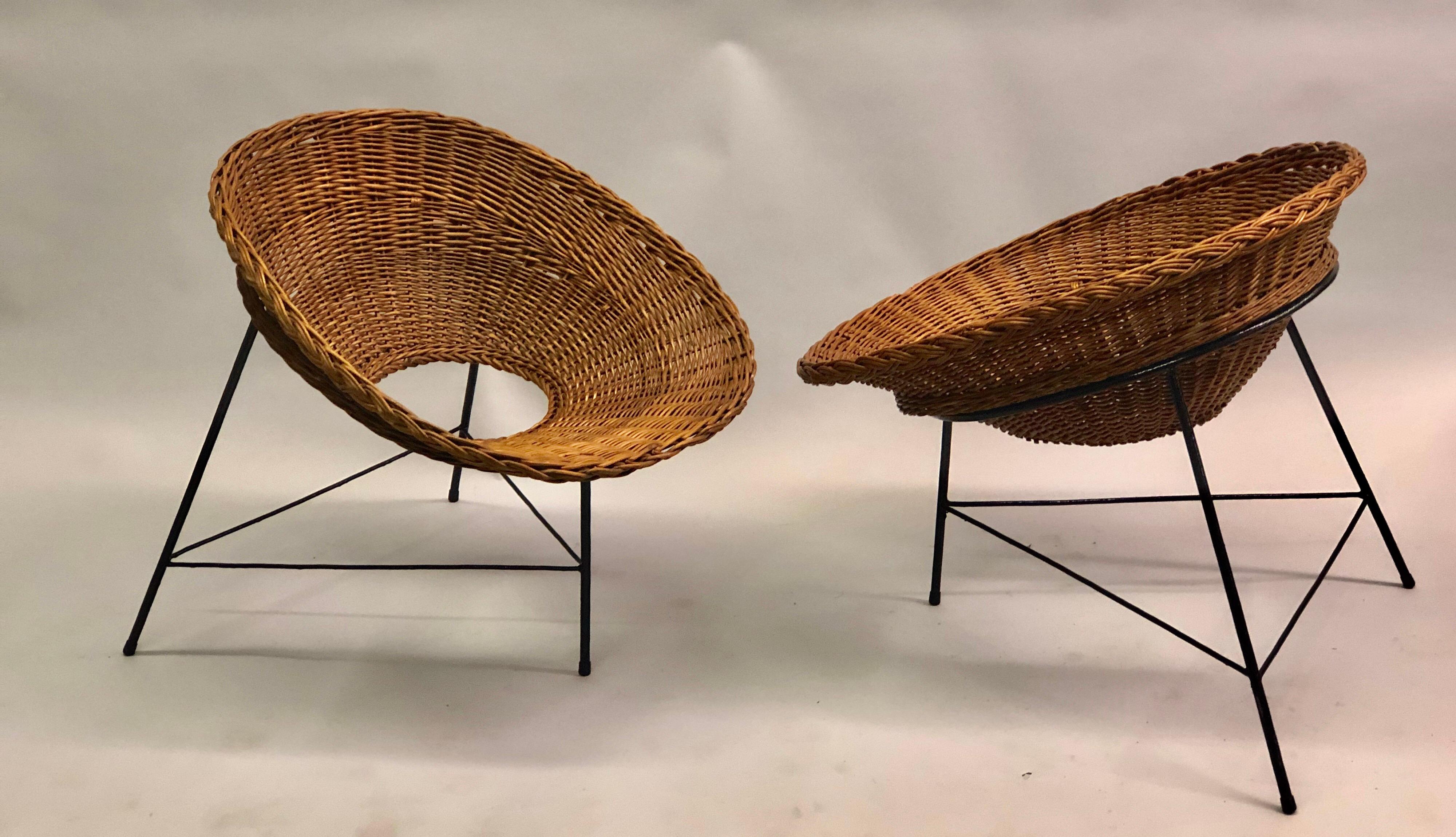 Italian Mid-century Iron and Rattan Lounge Chairs Augusto Bozzi Attributed, Pair In Good Condition For Sale In New York, NY