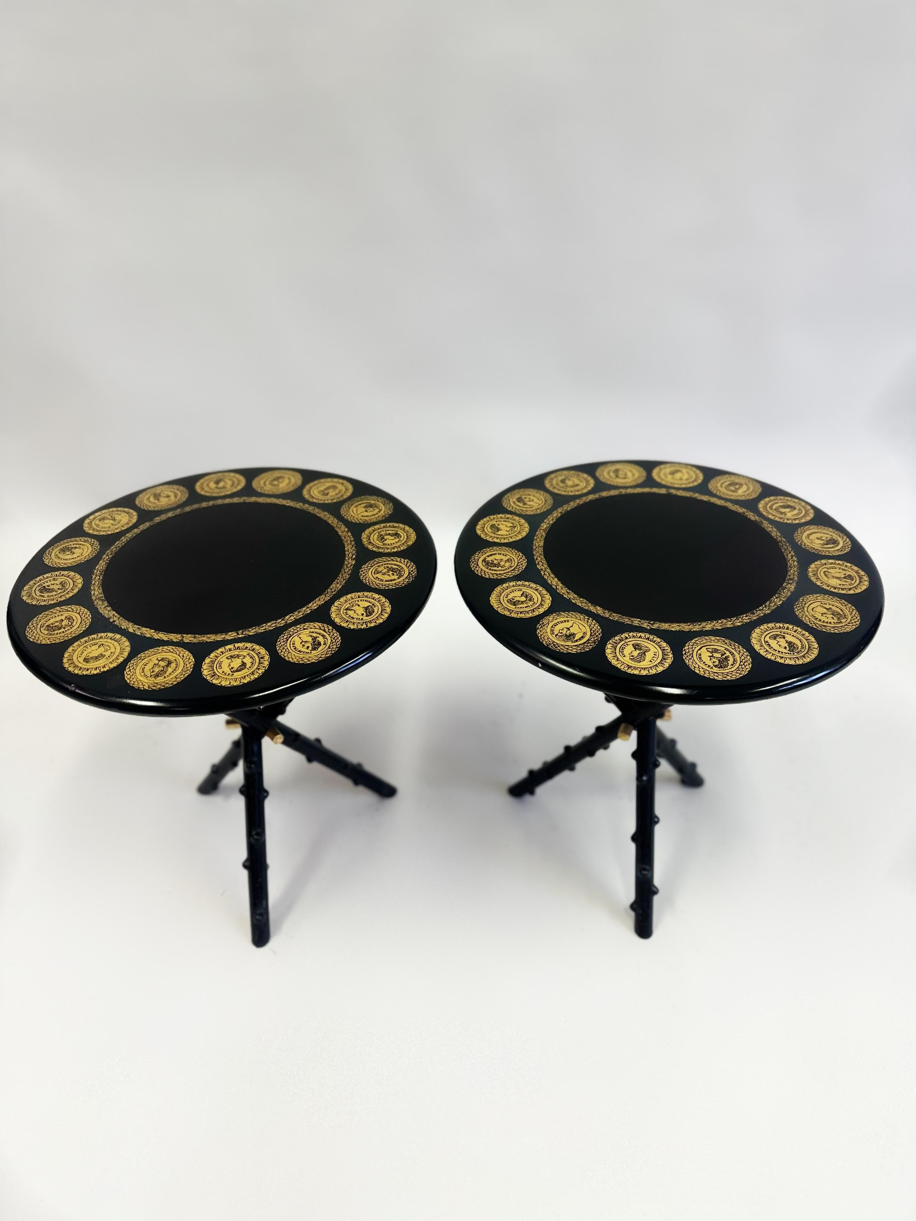 Rara e importante coppia di tavolini o tavolinetti da salotto della metà del secolo scorso di Piero Fornasetti. I pezzi sono splendide composizioni di forme e design in stile Modern Aesthetic Design. I tavoli utilizzano immagini classiche e poggiano