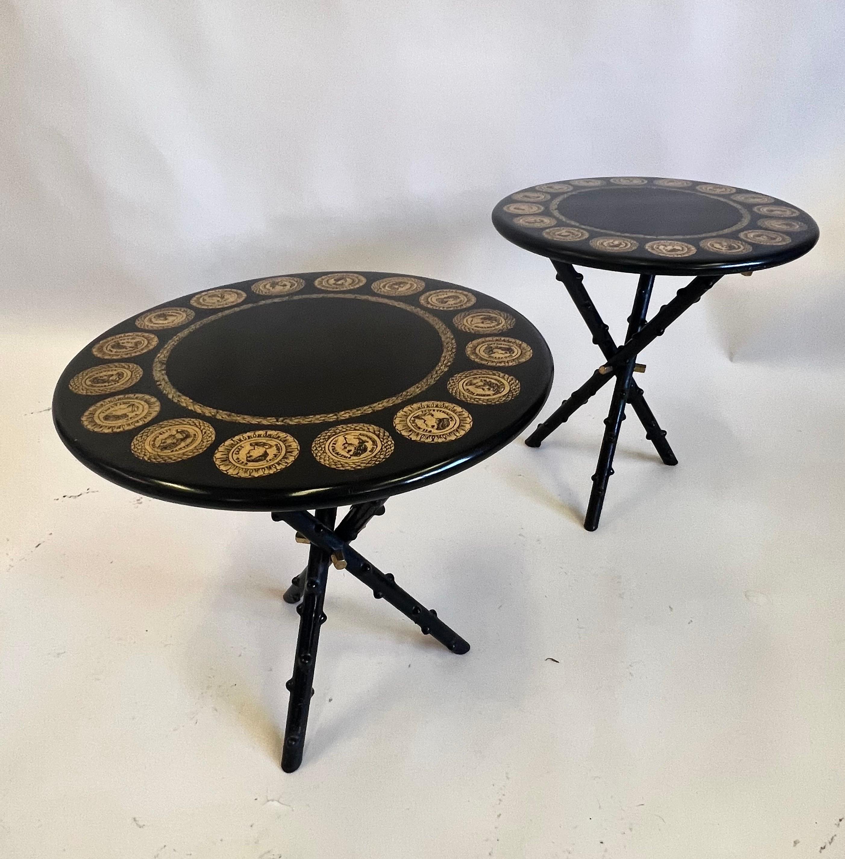 Laccato Coppia di tavolini laccati e serigrafati di Piero Fornasetti del Medioevo italiano in vendita