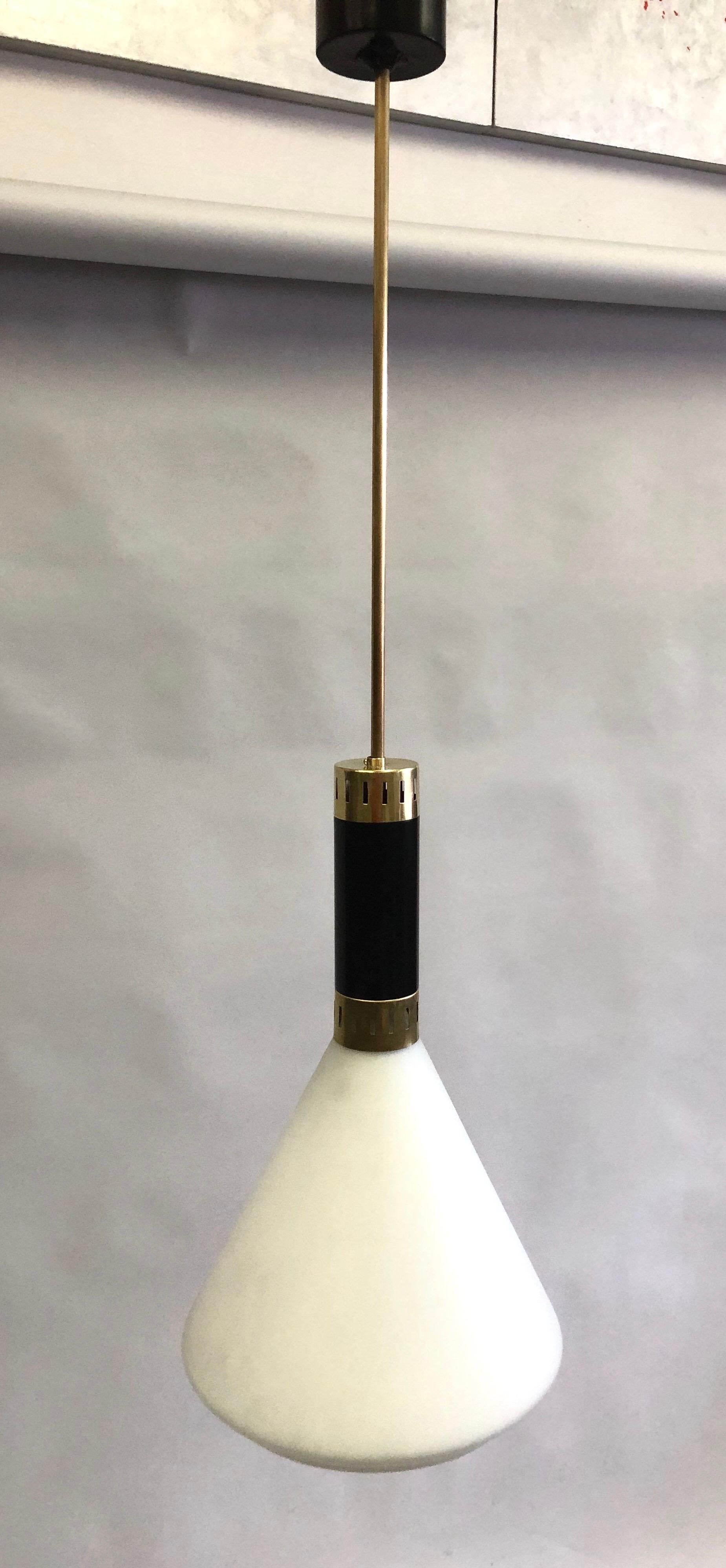 Pair of Mid-Century Modern Milk Glass Pendant attributed to Stilnovo, circa 1958 In Good Condition For Sale In New York, NY