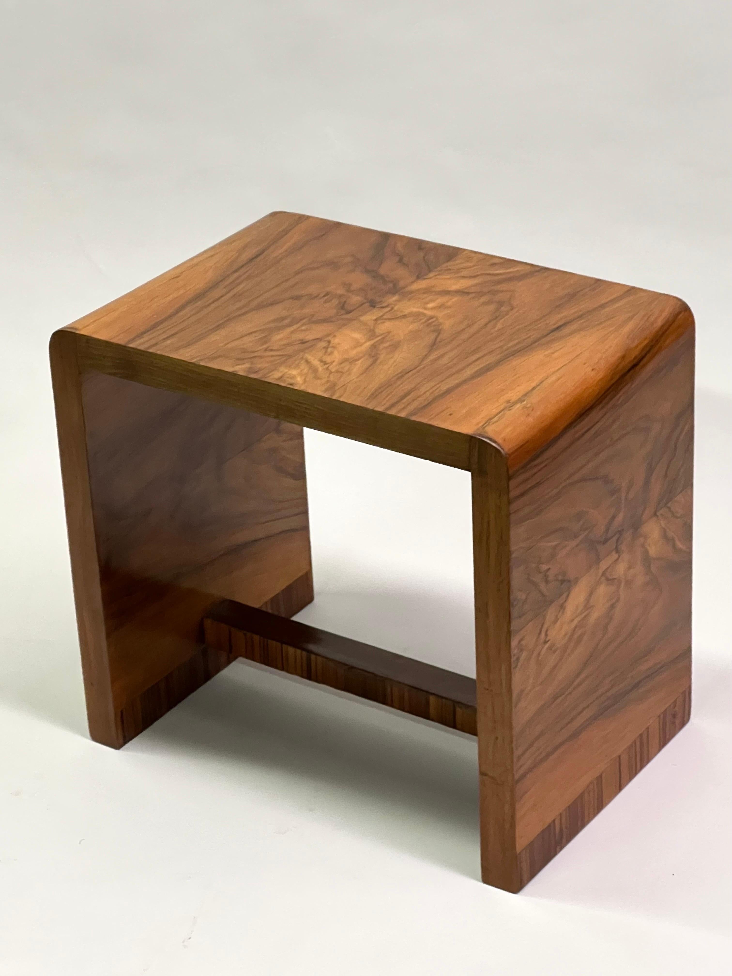Coppia di panche / tavolini in legno di olmo della metà del secolo scorso, stile Jean-Michel Frank in vendita 2