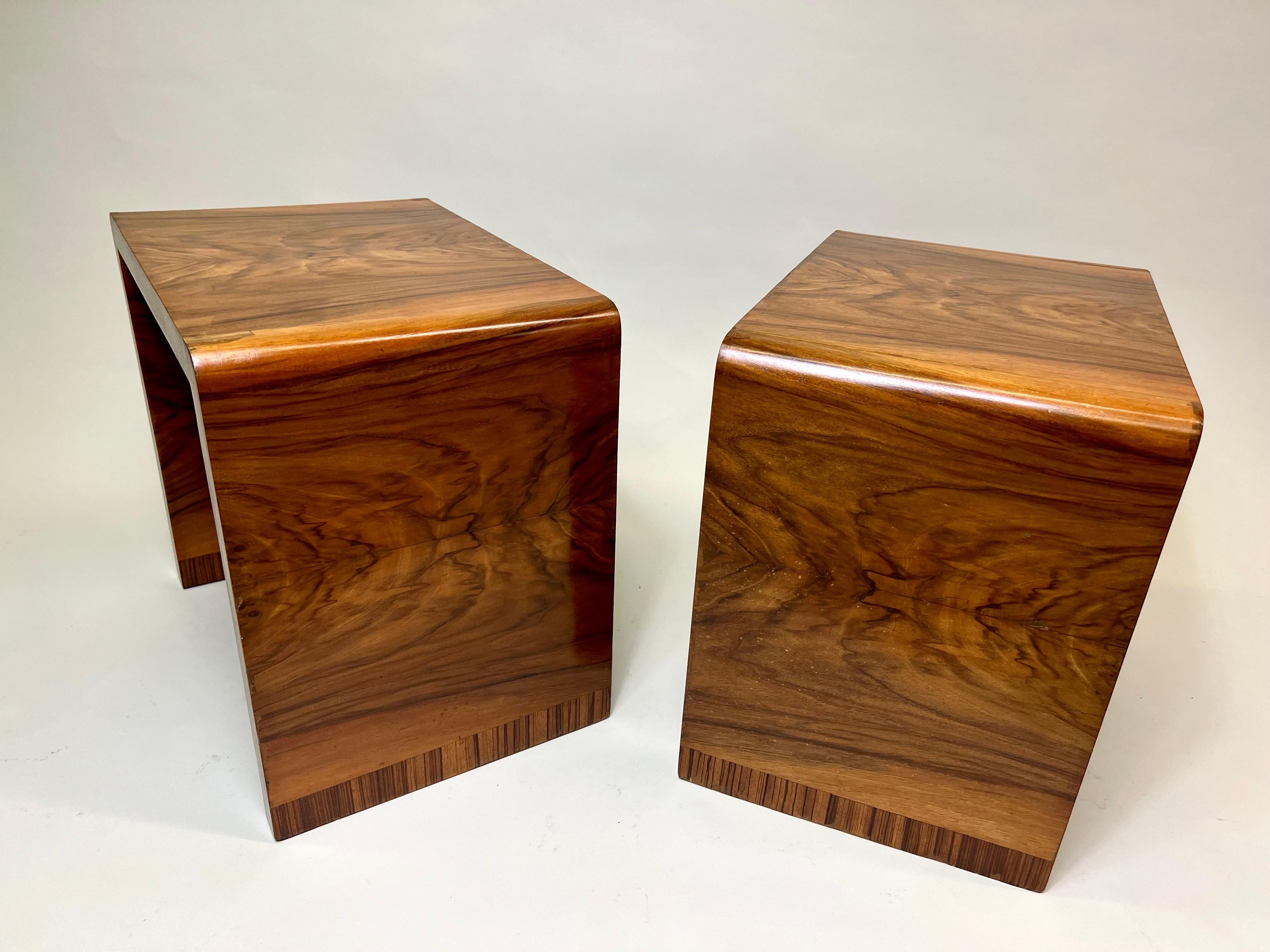 XX secolo Coppia di panche / tavolini in legno di olmo della metà del secolo scorso, stile Jean-Michel Frank in vendita