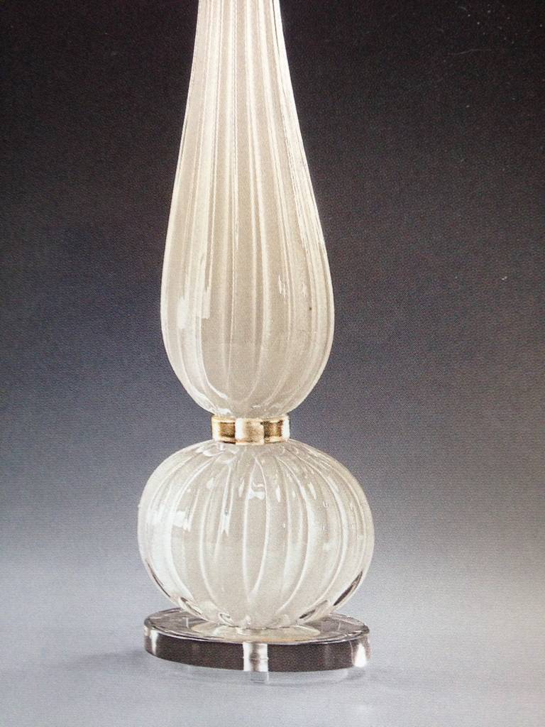 Fait main Paire de lampes de bureau italiennes en verre de Murano/Venetian blanc et or de style du milieu du siècle dernier en vente