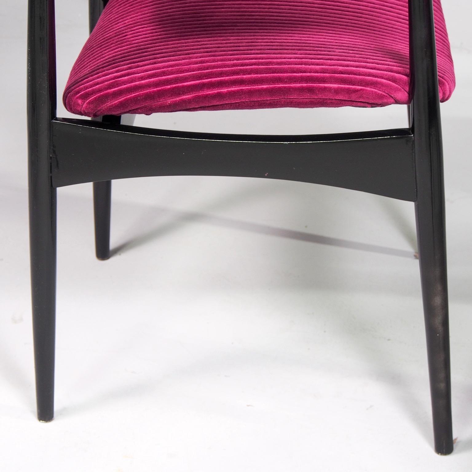 Paire de chaises d'appoint italiennes du milieu du siècle avec une nouvelle tapisserie en velours côtelé Bon état - En vente à Troy, MI