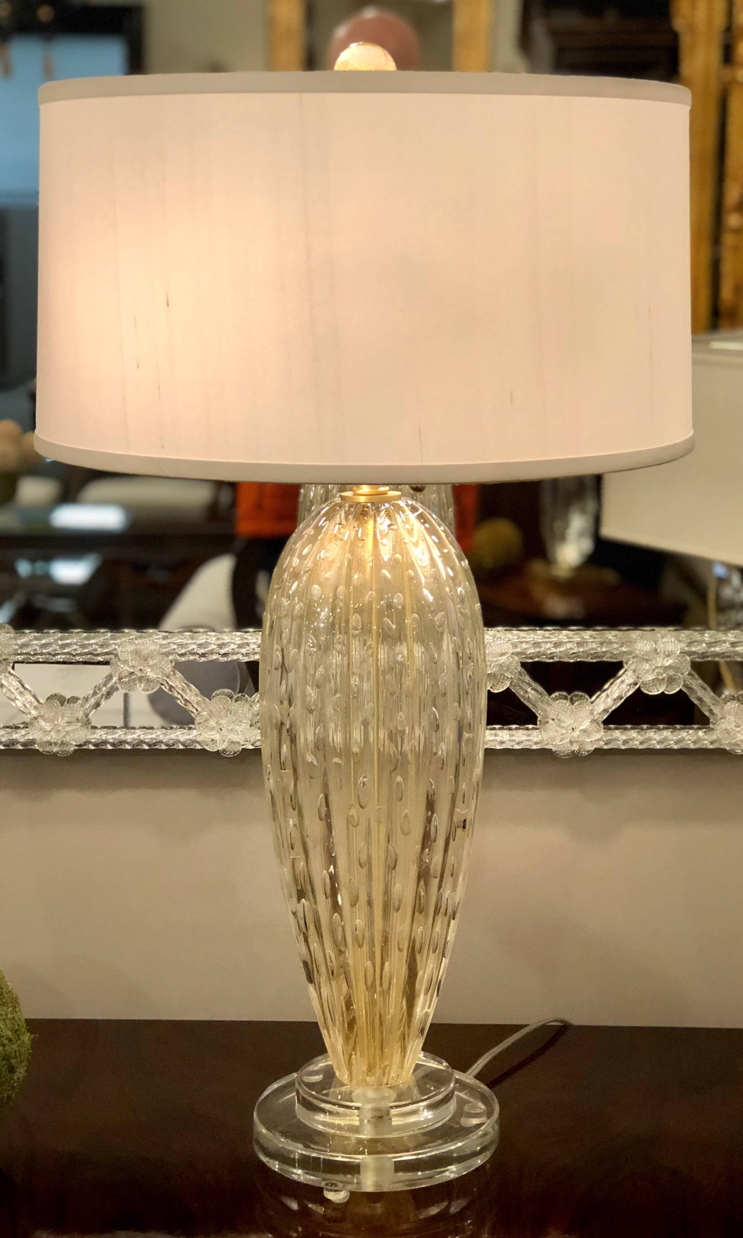 Elegant pair of Italian Mid-Century Modern style clear and gold Murano / Venetian glass table lamps.

The pieces are formed using the Murano bubble glass technique of 
