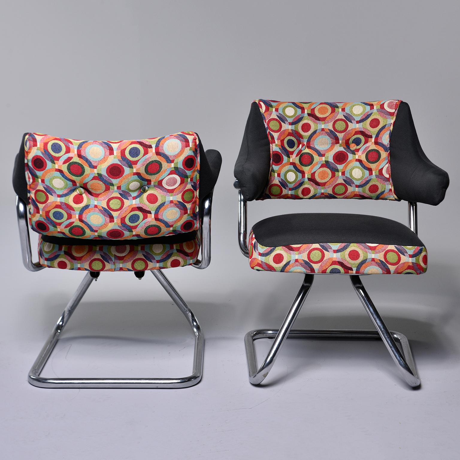 Mid-Century Modern Paire de chaises pivotantes italiennes du milieu du siècle dernier avec base chromée et tissu de style Missoni en vente
