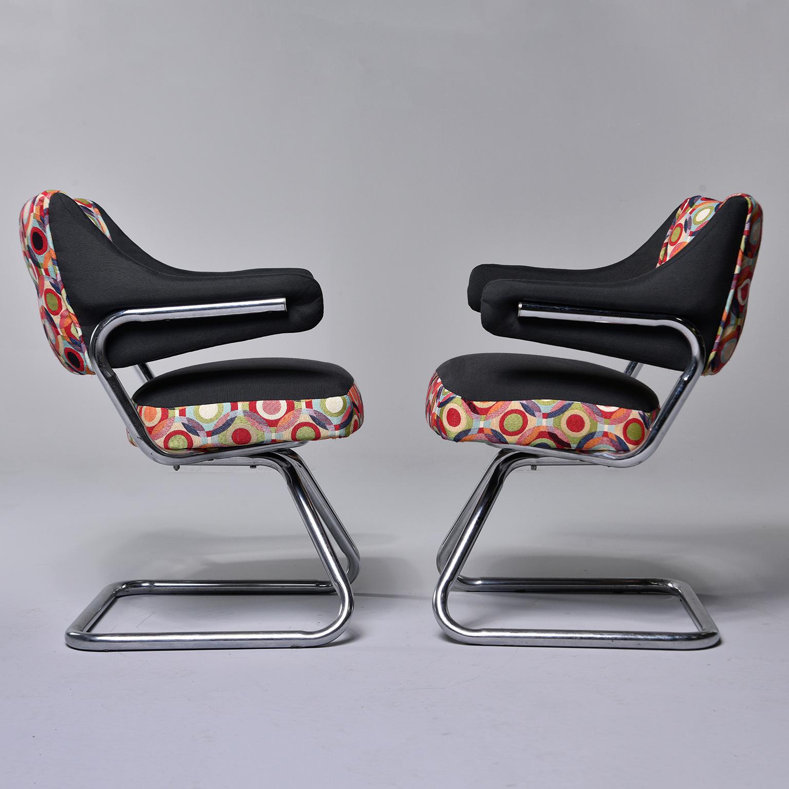 20ième siècle Paire de chaises pivotantes italiennes du milieu du siècle dernier avec base chromée et tissu de style Missoni en vente