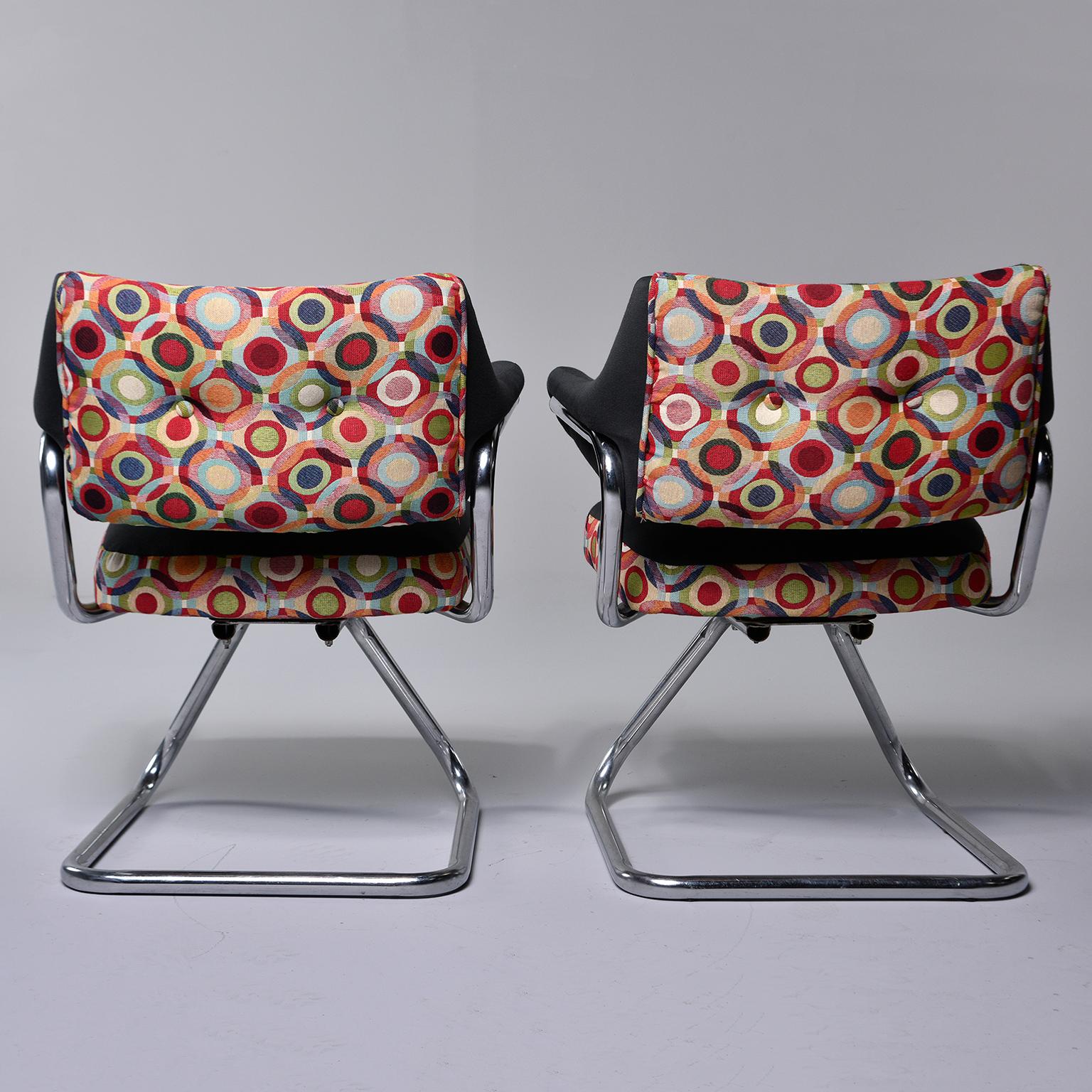 Tissu d'ameublement Paire de chaises pivotantes italiennes du milieu du siècle dernier avec base chromée et tissu de style Missoni en vente