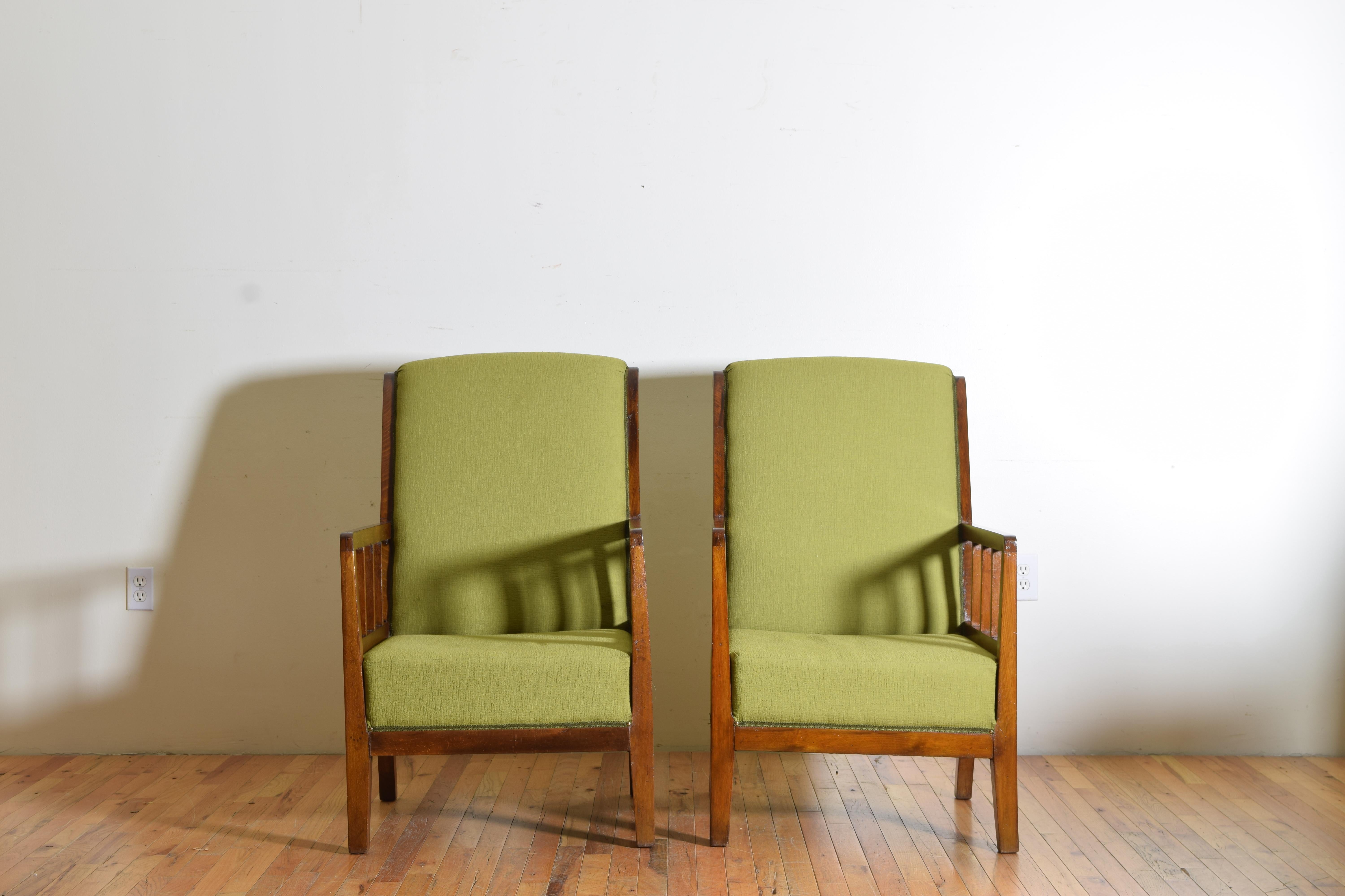 20ième siècle Paire de fauteuils italiens du milieu du siècle dernier en bois et tapissés, vers 1950 en vente