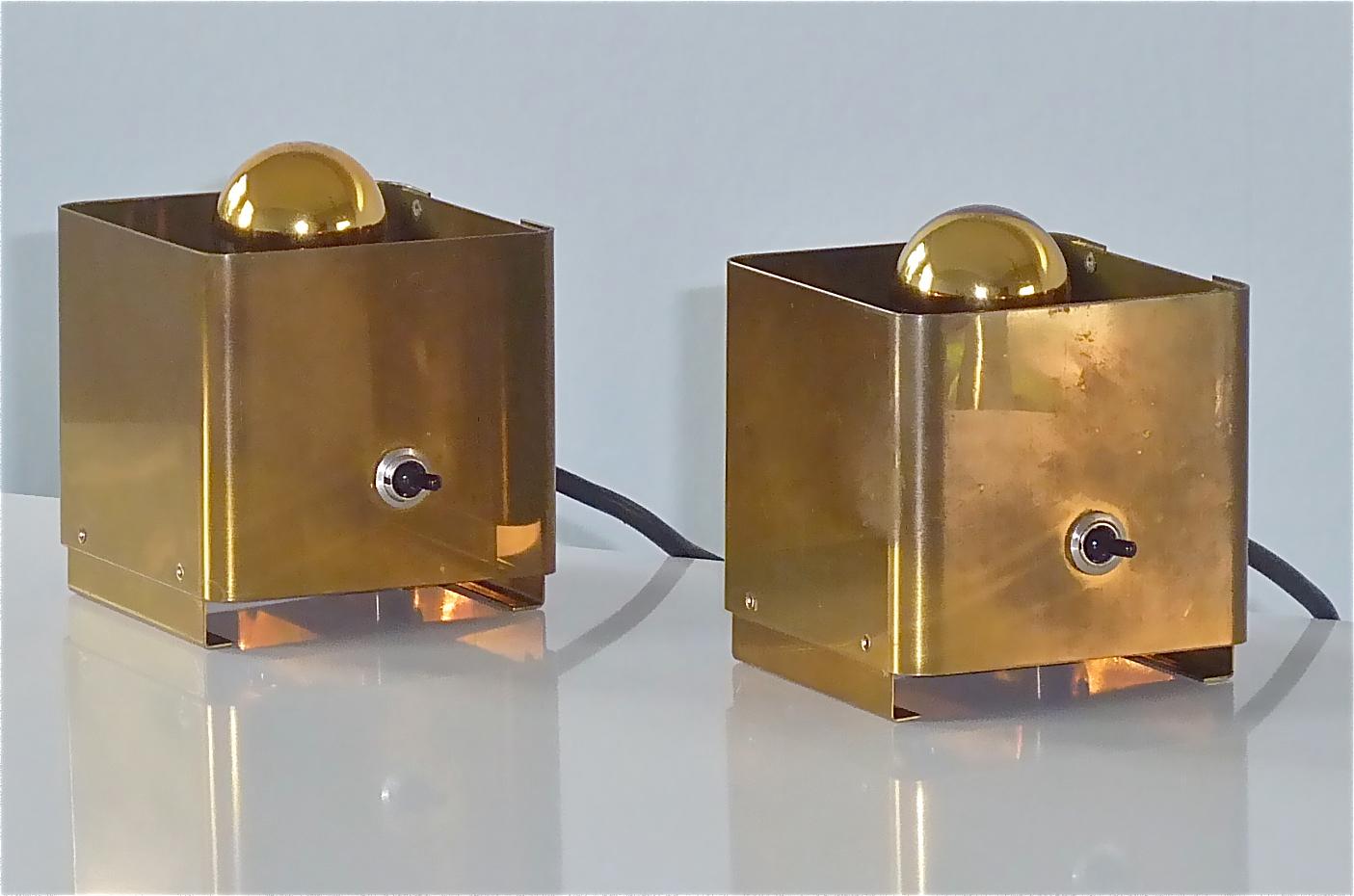 Fabulous Italian midcentury pair of patinated brass metal cube table lamps, Italy around 1960s to 1970s. The design of the lights reminds works by Gino Sarfatti for Arteluce or Gaetano Sciolari lighting. The pair cube lamps measure each 10 cm / 3.94