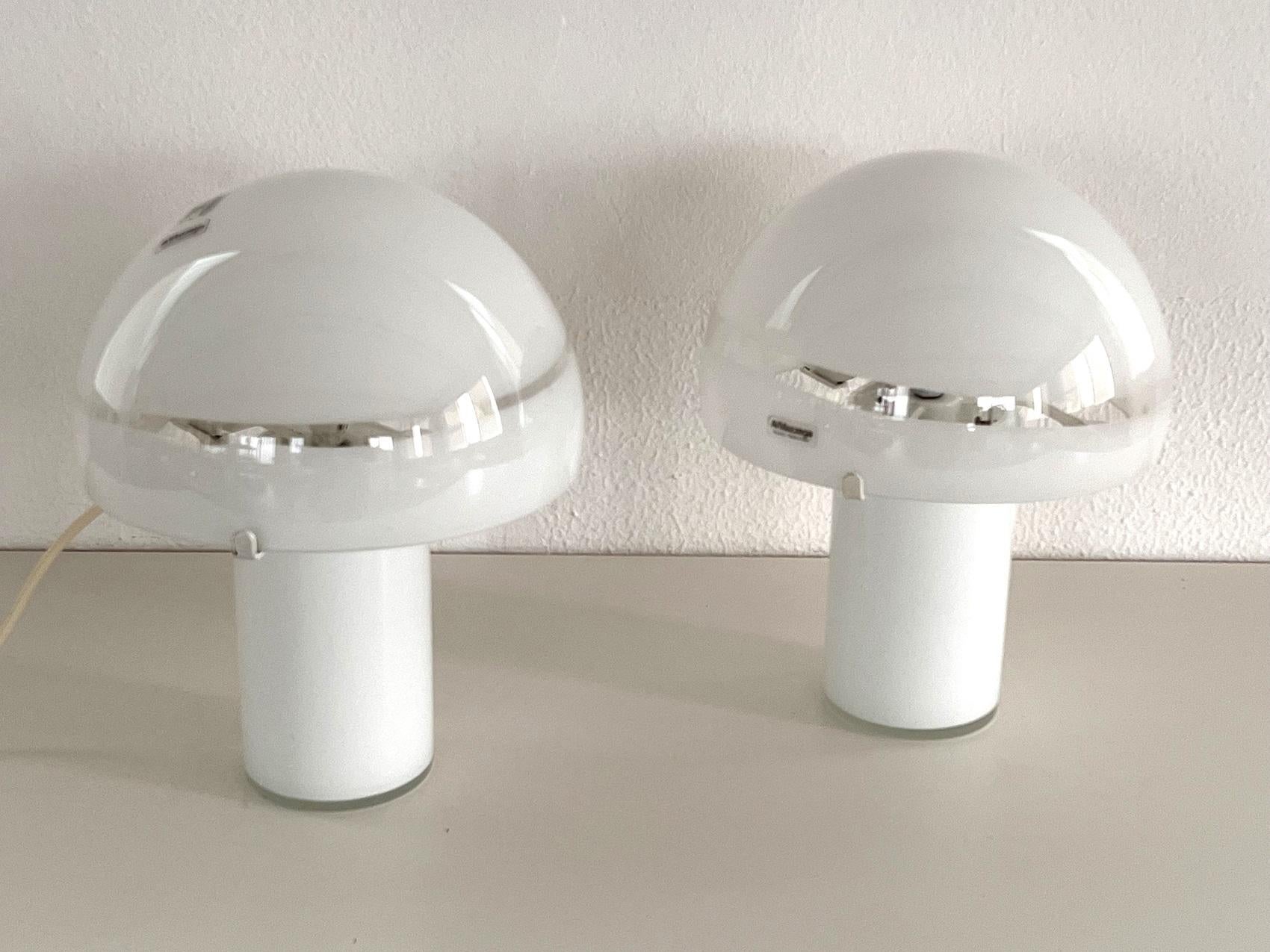 Mid-Century Modern Paire de lampes de table Mazzega champignons en verre de Murano blanc du milieu du siècle dernier