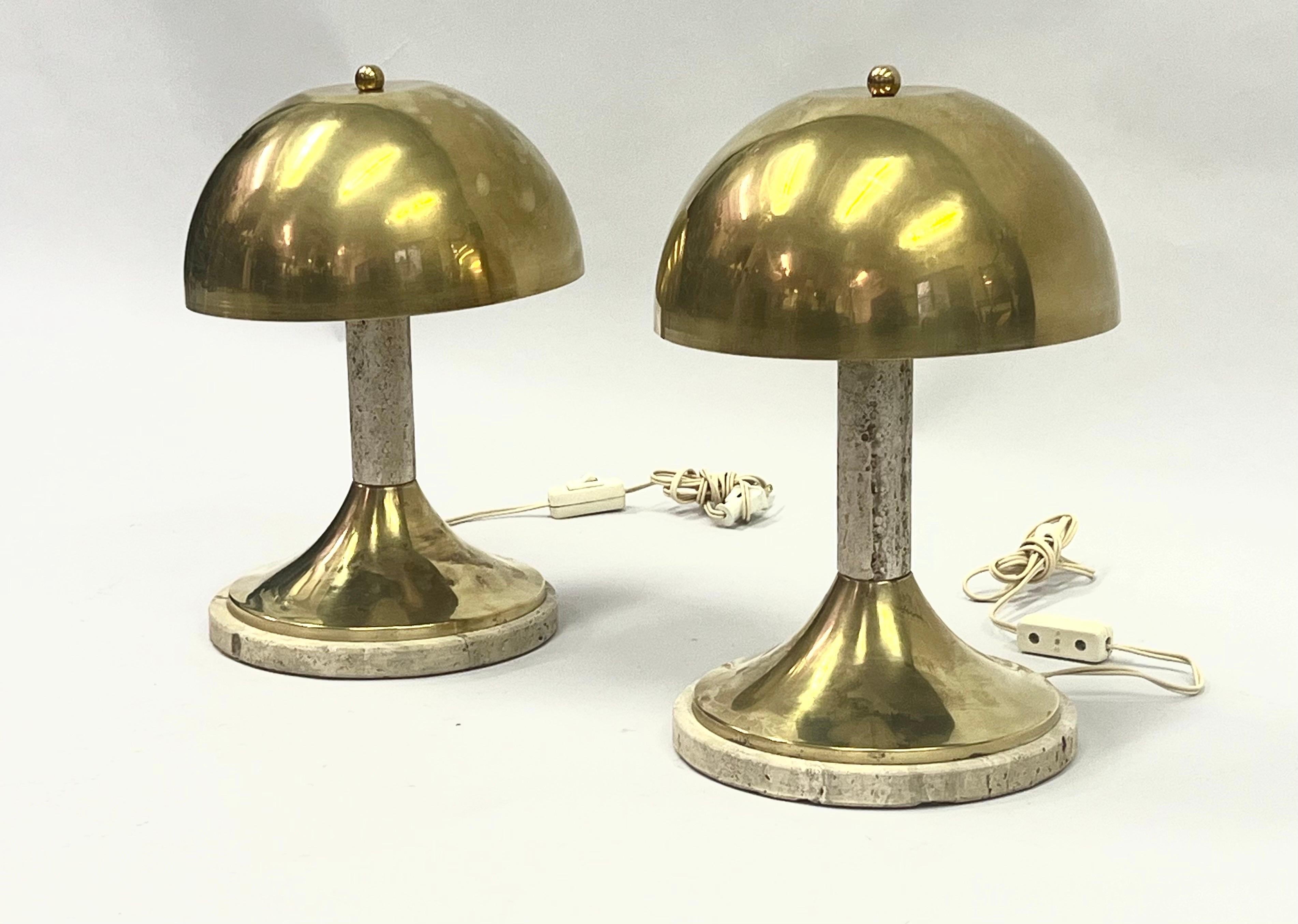 Ein seltenes Paar italienischer Tischlampen der Jahrhundertmitte aus Messing und römischem Travertin, das Gabriella Crespi (1922 - 2017) um 1970 zugeschrieben wird. Gabriella Crespi war eine der wichtigsten italienischen Künstlerinnen in der 2.