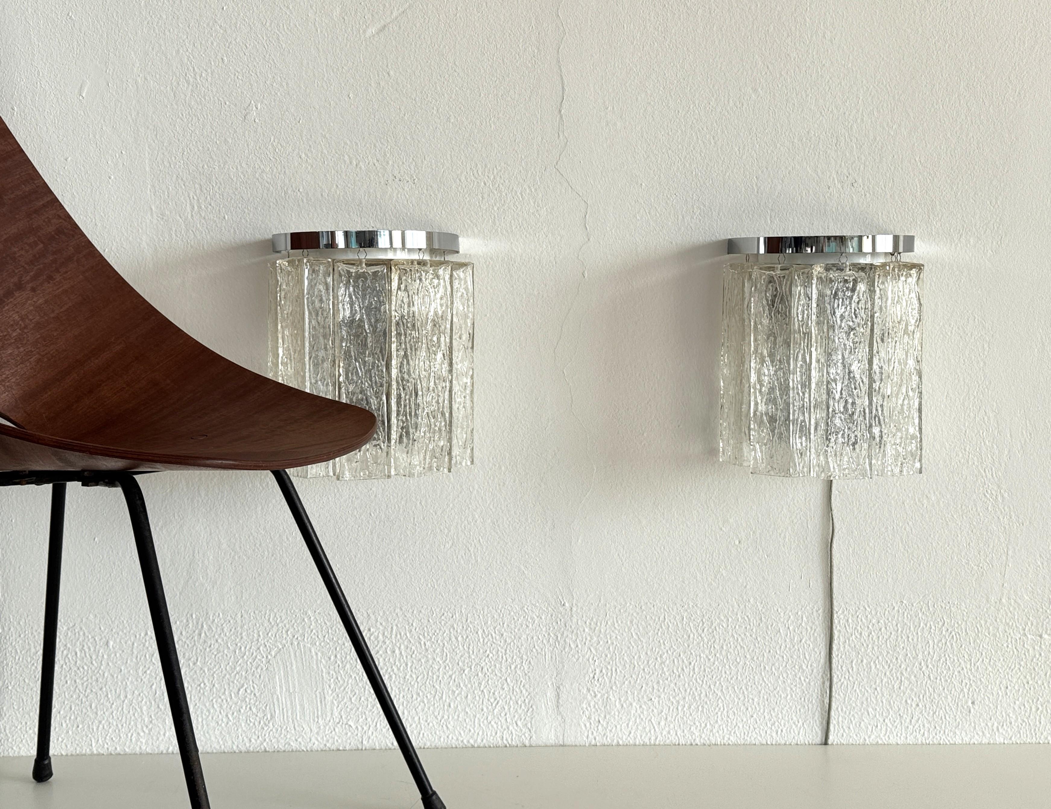 Paire d'appliques murales design en verre Murano Corteccia du milieu du siècle dernier, années 1970,

Paire originale d'appliques murales Design/One avec dispositifs muraux en acier inoxydable et chacune 5 pièces en verre de Murano avec le célèbre