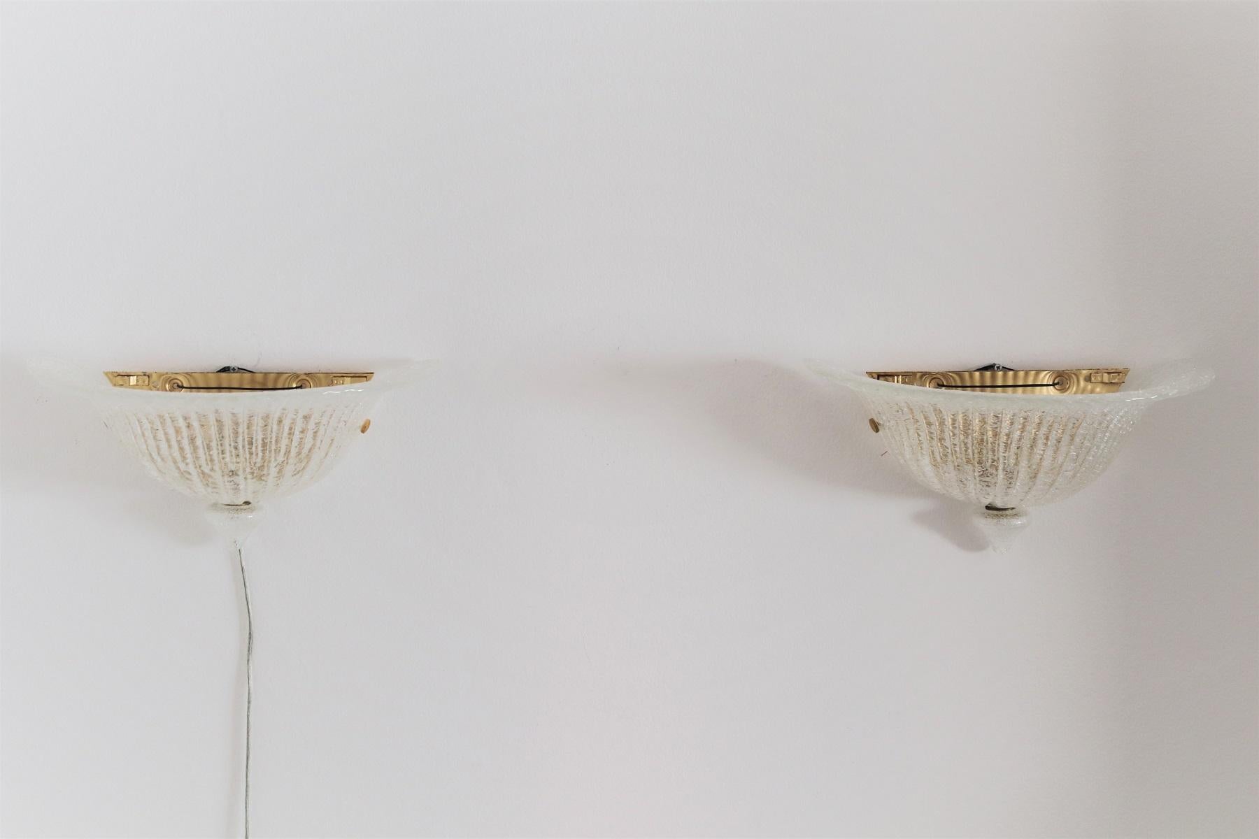 Late 20th Century Pair of Italian Midcentury Murano Ice Glass Wall Sconces in Bavovier Style 1970s For Sale