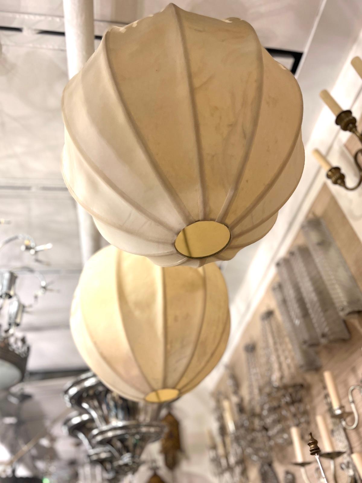 Paire de lanternes en parchemin italiennes du milieu du siècle dernier, vendues individuellement Bon état - En vente à New York, NY