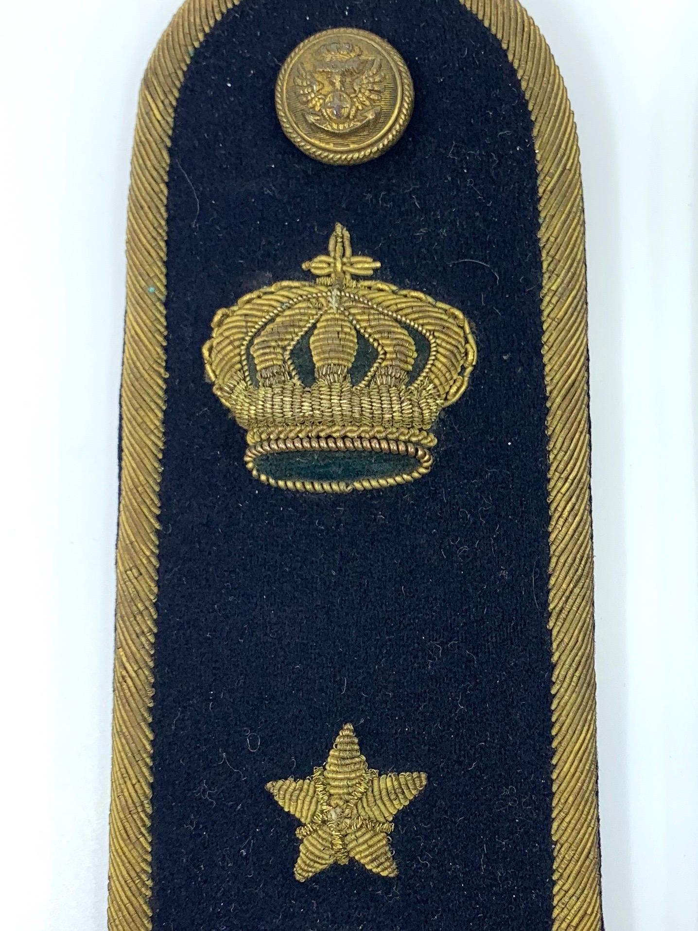 Paire d'épaulettes militaires italiennes. Belle paire d'épaulettes de marine de fonction, cousues au fil noir et or, avec la couronne de Savoie, des étoiles et des boutons et ferrures d'aigle en laiton, Italie, vers les années 1930.
Dimensions :