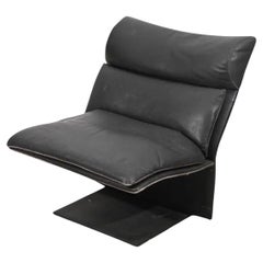 Paar italienische moderne brutalistische Loungesessel aus schwarzem, perforiertem Leder im Stil des Brutalismus